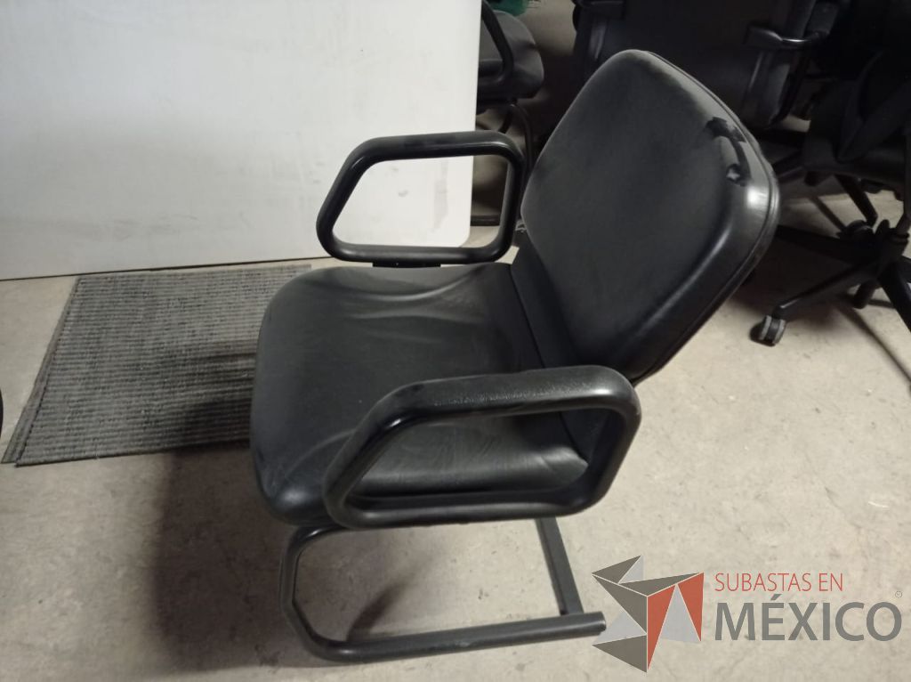 Lote 011 - 6 Sillas de visitas tipo trineo con base metálica, asiento y respaldo tipo piel color negro - Imagen 3