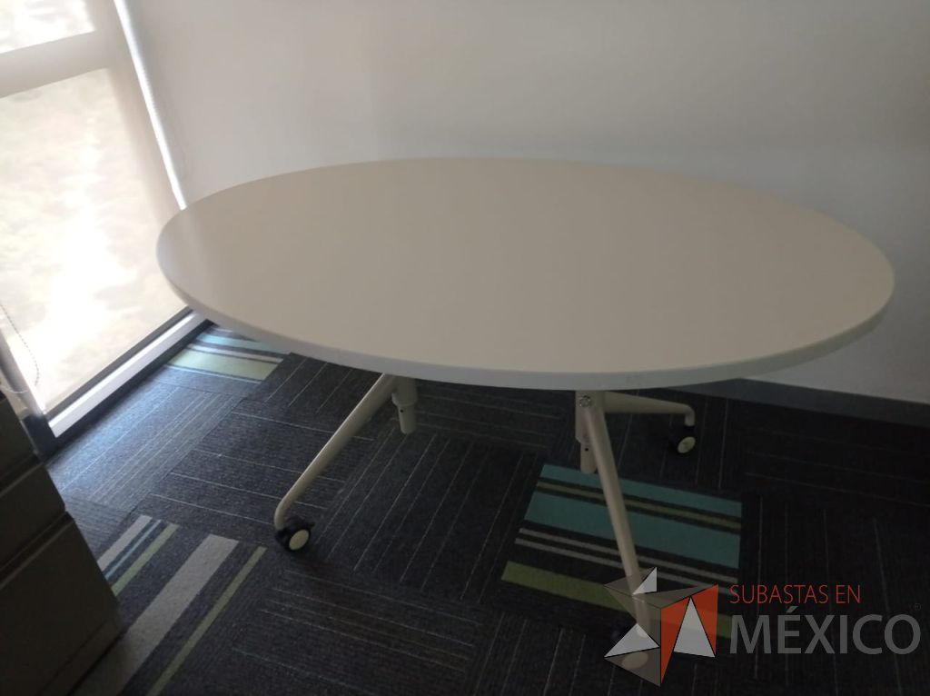 Lote 127 - 2 Mesas de trabajo ovalada con base metálica y cubierta color blanco