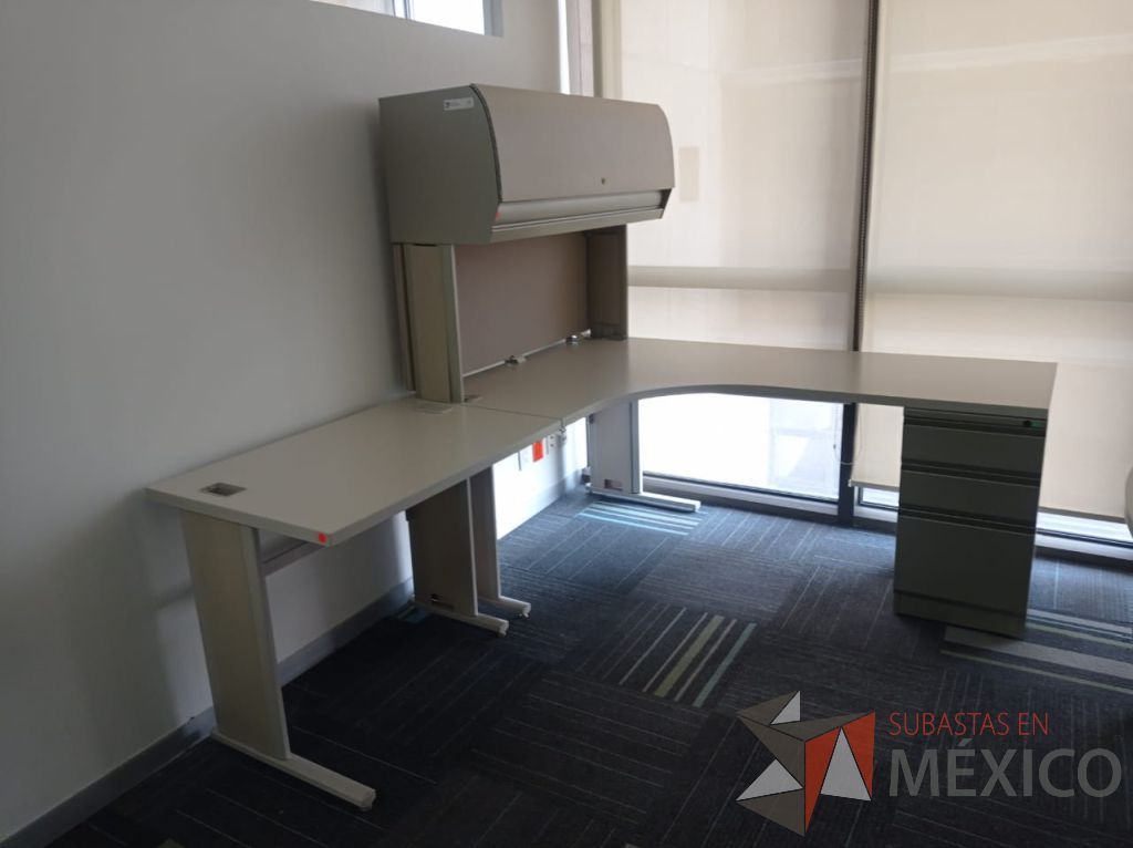 Lote 125 - 2 Escritorios en escuadra con base metálica, archivero de pedestal de 3 cajones, gaveta superior con puerta corrediza y cubierta color beige - Imagen 2