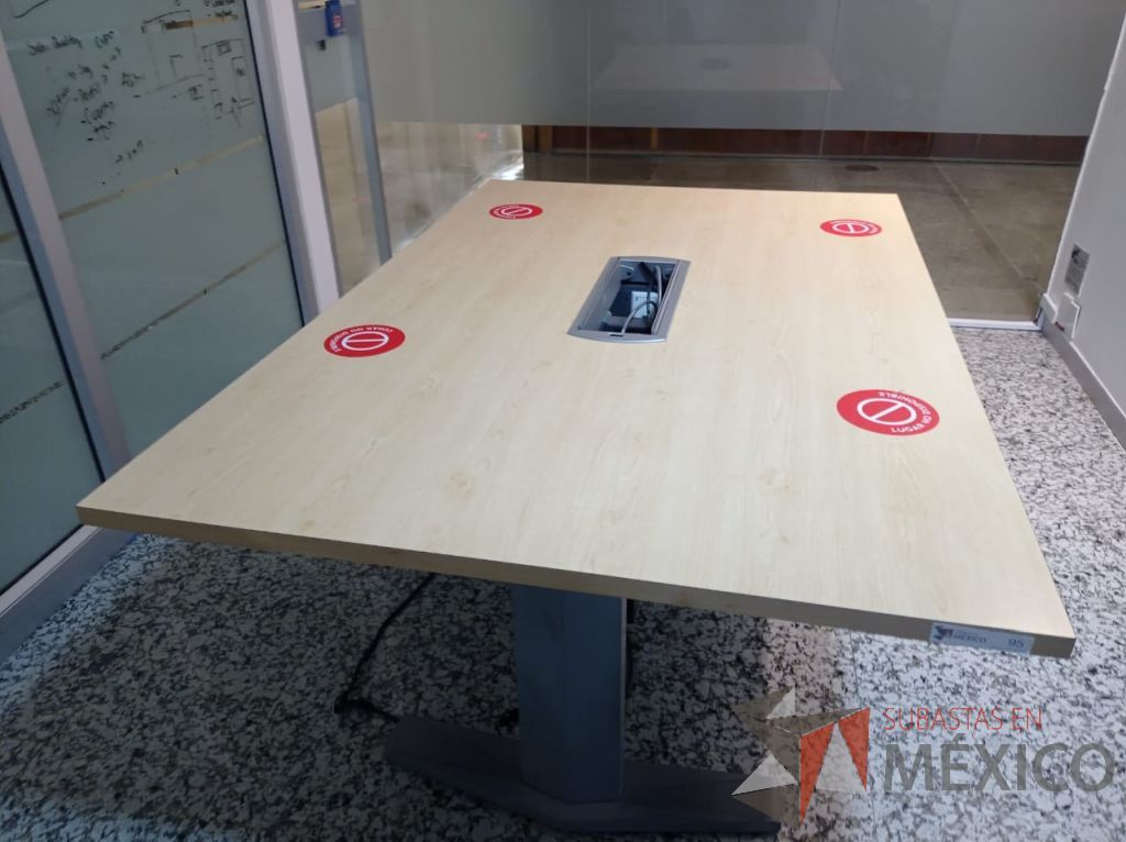 Lote 145 - Mesa de sala de juntas para 4 personas con base metálica, accesorio para conexiones y cubierta color madera - Imagen 2