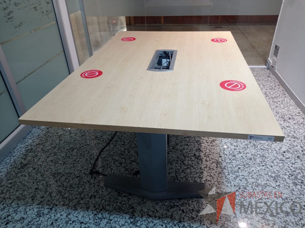 Lote 145 - Mesa de sala de juntas para 4 personas con base metálica, accesorio para conexiones y cubierta color madera - Imagen 6