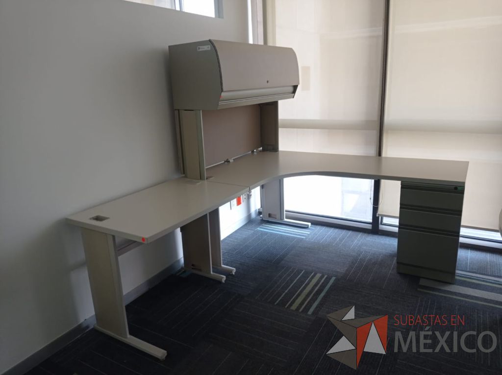 Lote 125 - 2 Escritorios en escuadra con base metálica, archivero de pedestal de 3 cajones, gaveta superior con puerta corrediza y cubierta color beige - Imagen 3