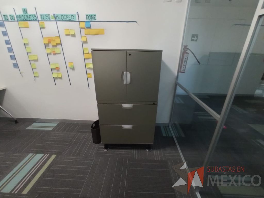 Lote 132 - Gabinete metálico alto con 4 patas, 2 cajones, 2 puertas y 1 entrepaño color gris