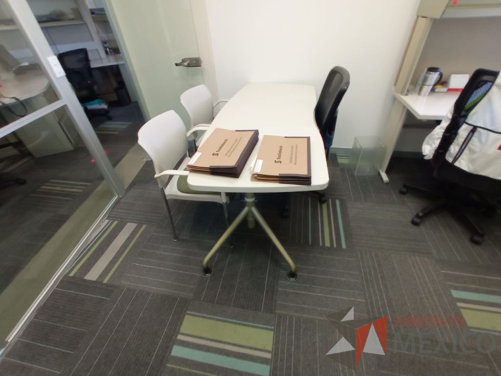 Lote 134 - Mesa de trabajo con base metálica y cubierta curva color beige