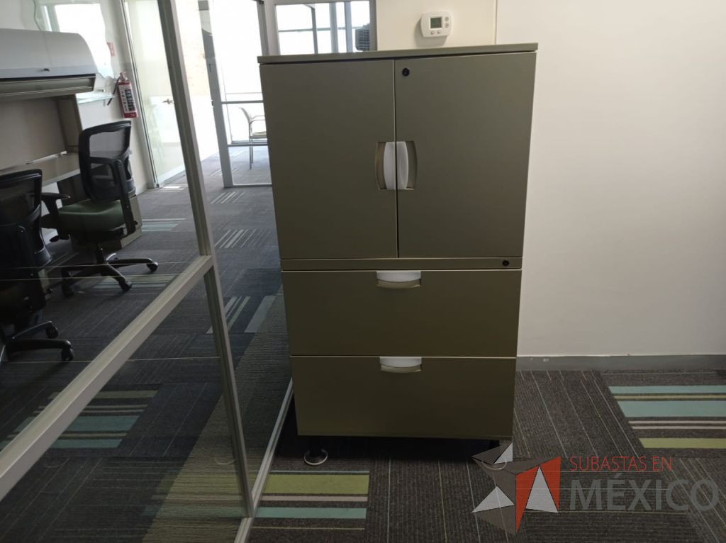 Lote 138 - Gabinete metálico alto con 4 patas, 2 cajones, 2 puertas y 1 entrepaño color gris