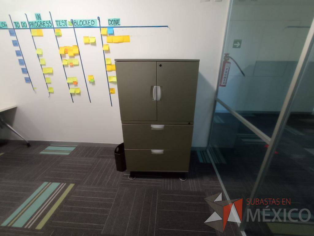 Lote 132 - Gabinete metálico alto con 4 patas, 2 cajones, 2 puertas y 1 entrepaño color gris - Imagen 2