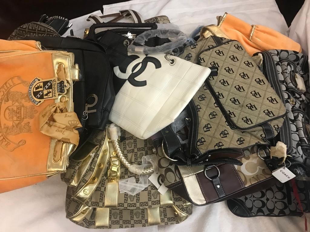 Lote 017 - 10 Bolsas de diferentes colores marcas y modelos