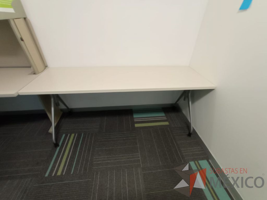 Lote 130 - Mesa de trabajo con base metálica, orificio para cables y cubierta rectangular color beige
