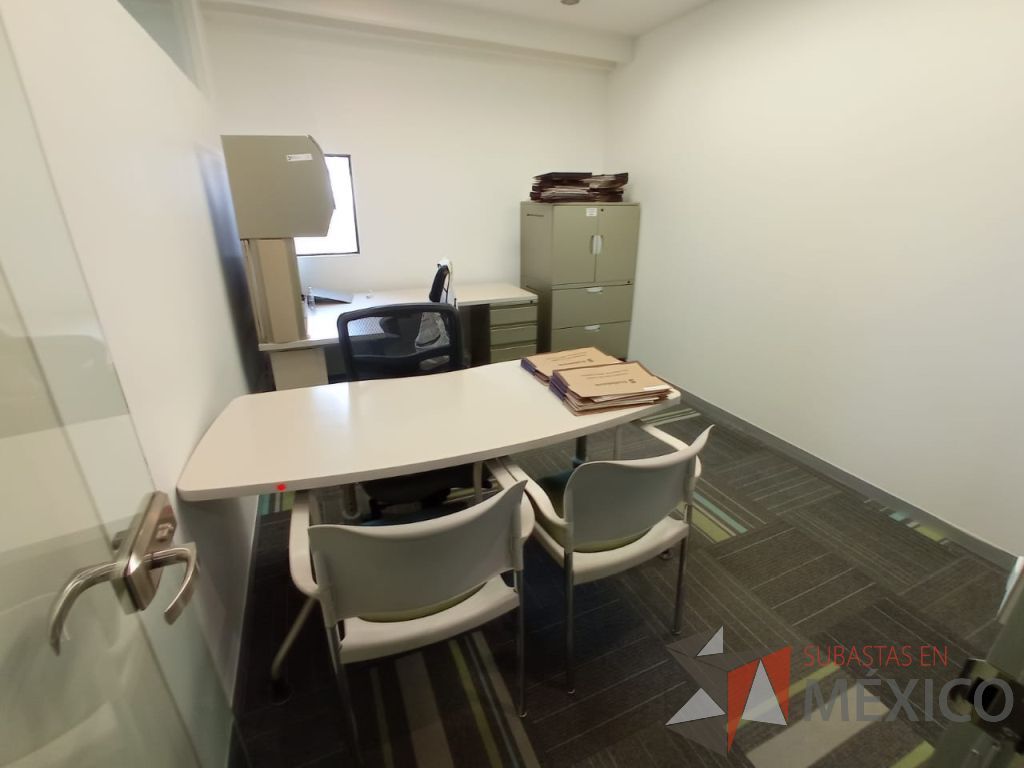 Lote 133 - Escritorio en escuadra con base metálica, archivero de pedestal de 3 cajones, gaveta superior con puerta corrediza y cubierta color beige - Imagen 2