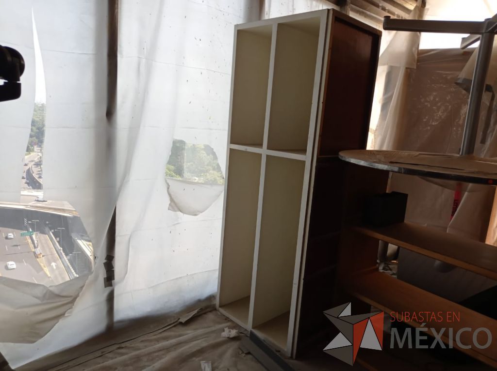 Lote 042 - Lote con 95 aporx. de mamparas, puertas, botes y artículos de madera - Imagen 18