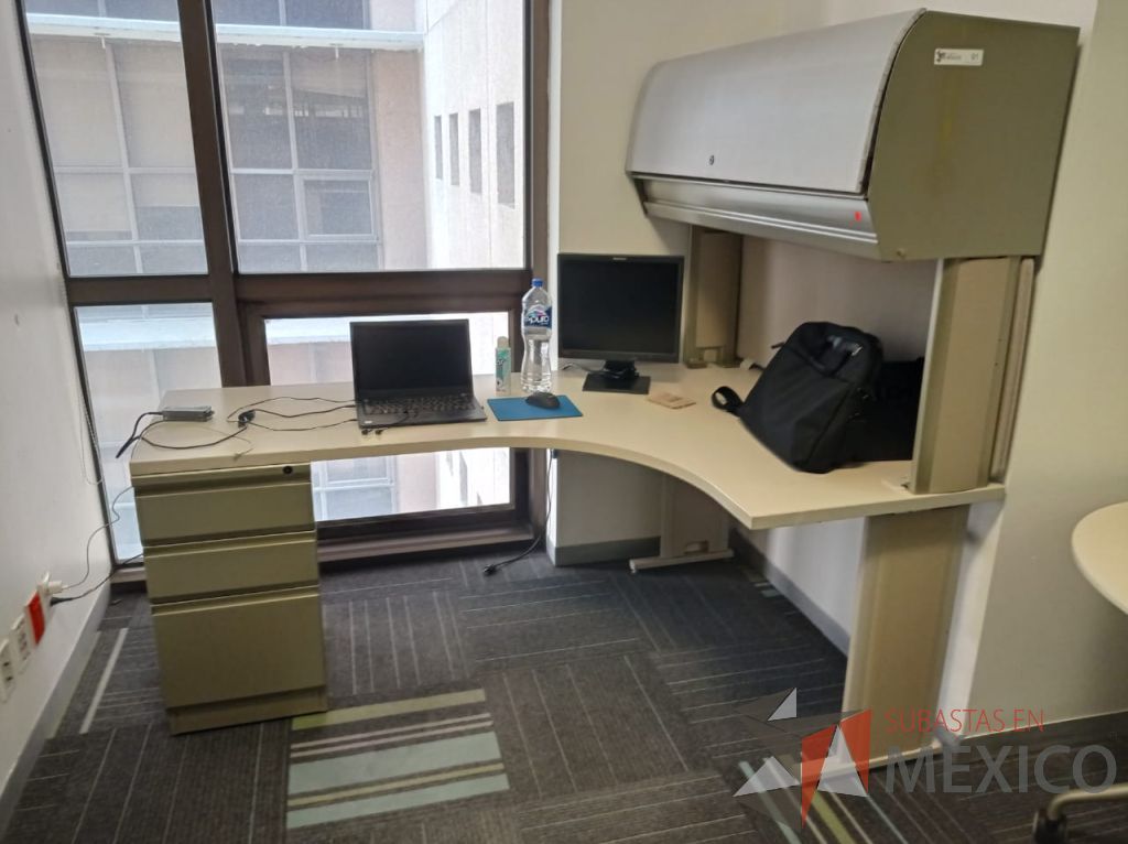 Lote 139 - Escritorio en escuadra con base metálica, archivero de pedestal de 3 cajones, gaveta superior con puerta corrediza y cubierta color beige