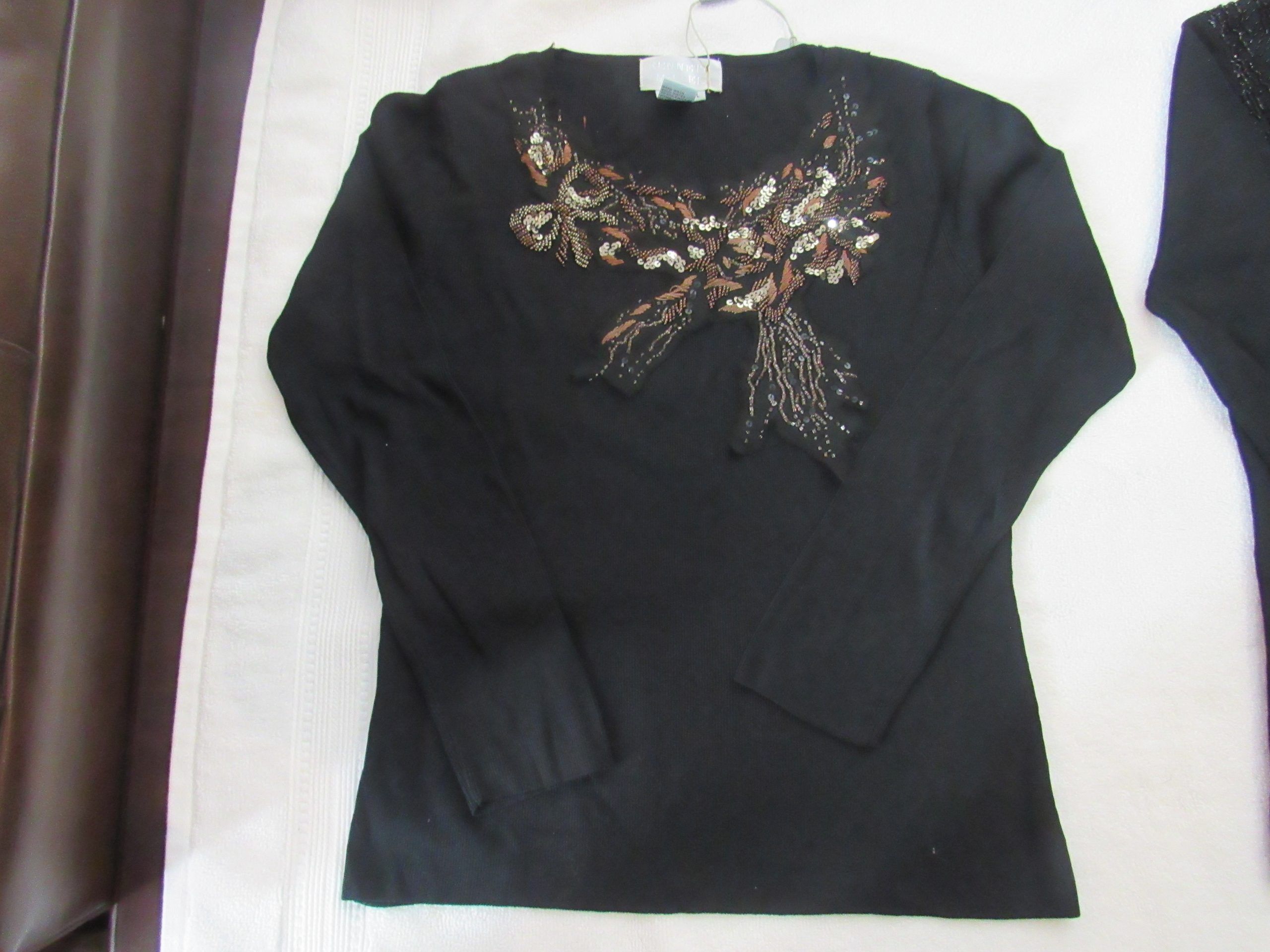 Lote 002 - 500 Blusas para dama de diferentes marcas y modelos en tallas S, M, L y XL - Imagen 2