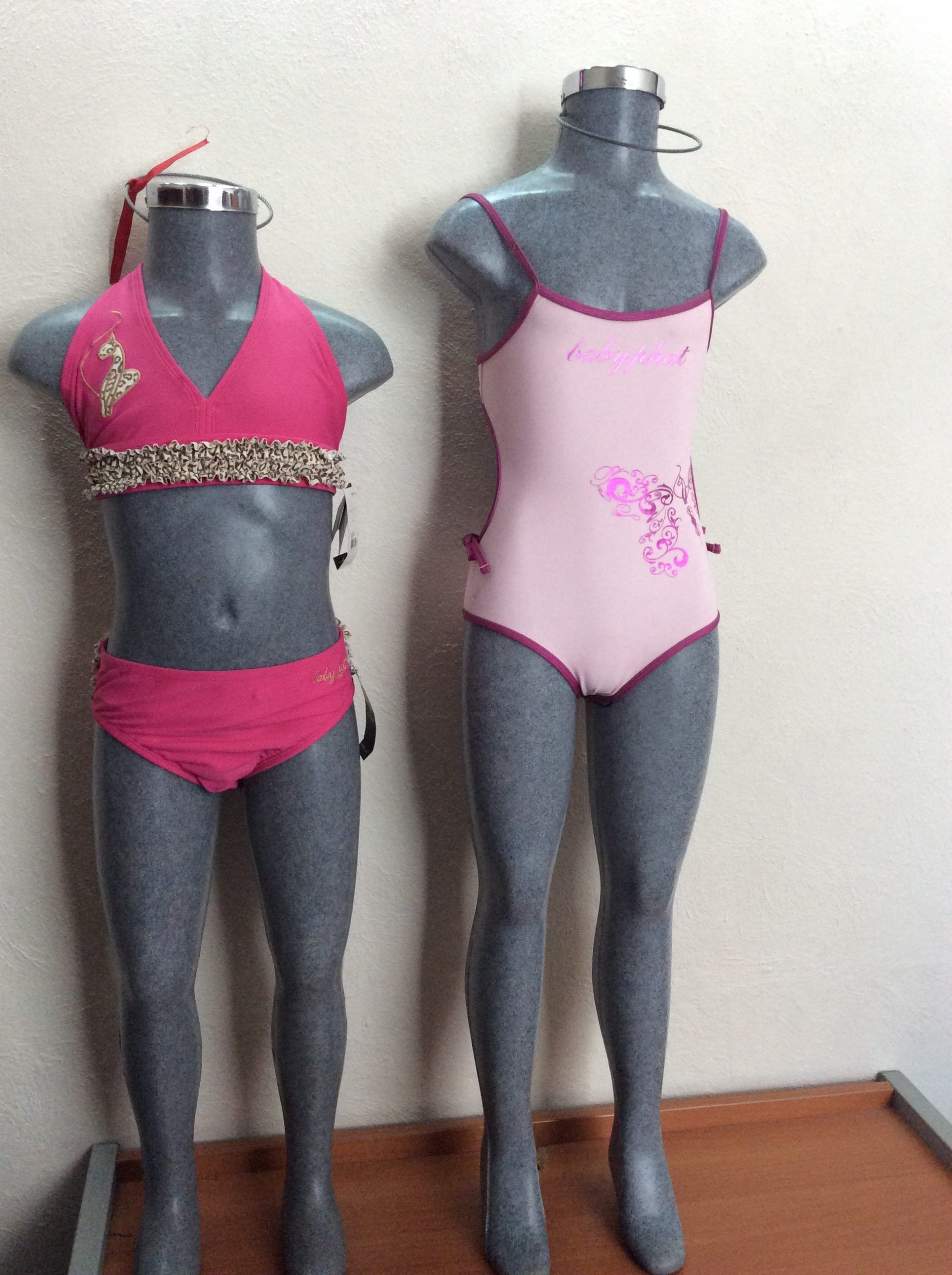Lote 005 - 500 Trajes de baño para niño y niña de diferentes color, marcas y modelos