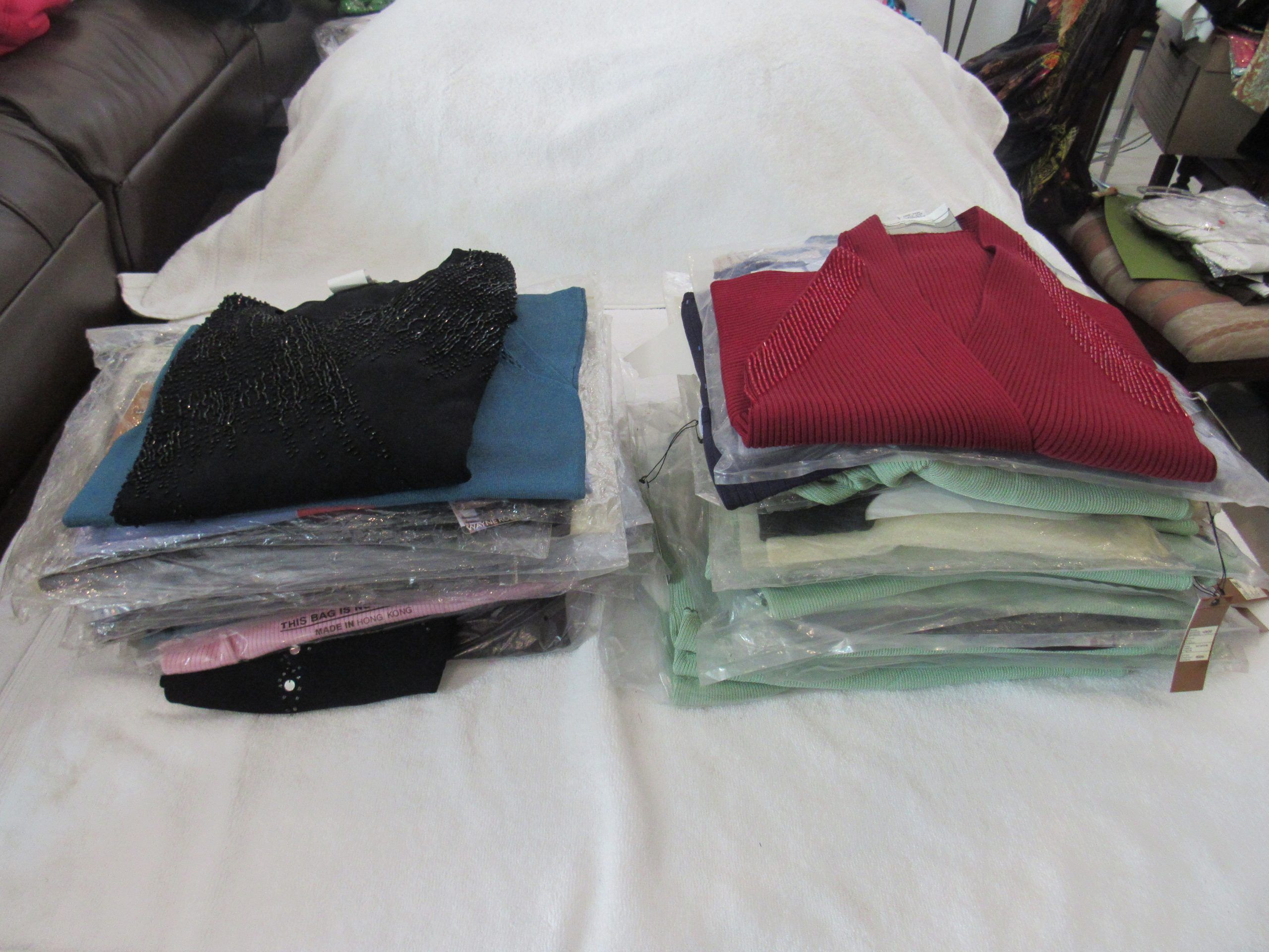 Lote 002 - 500 Blusas para dama de diferentes marcas y modelos en tallas S, M, L y XL - Imagen 86