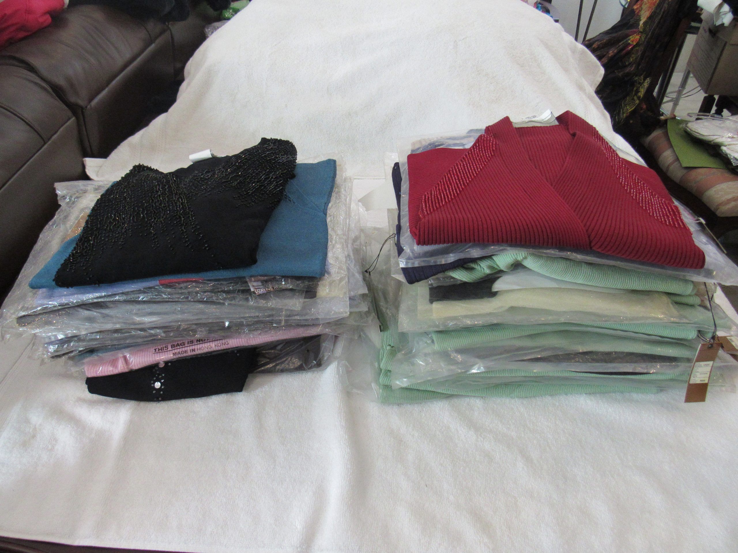 Lote 002 - 500 Blusas para dama de diferentes marcas y modelos en tallas S, M, L y XL - Imagen 88