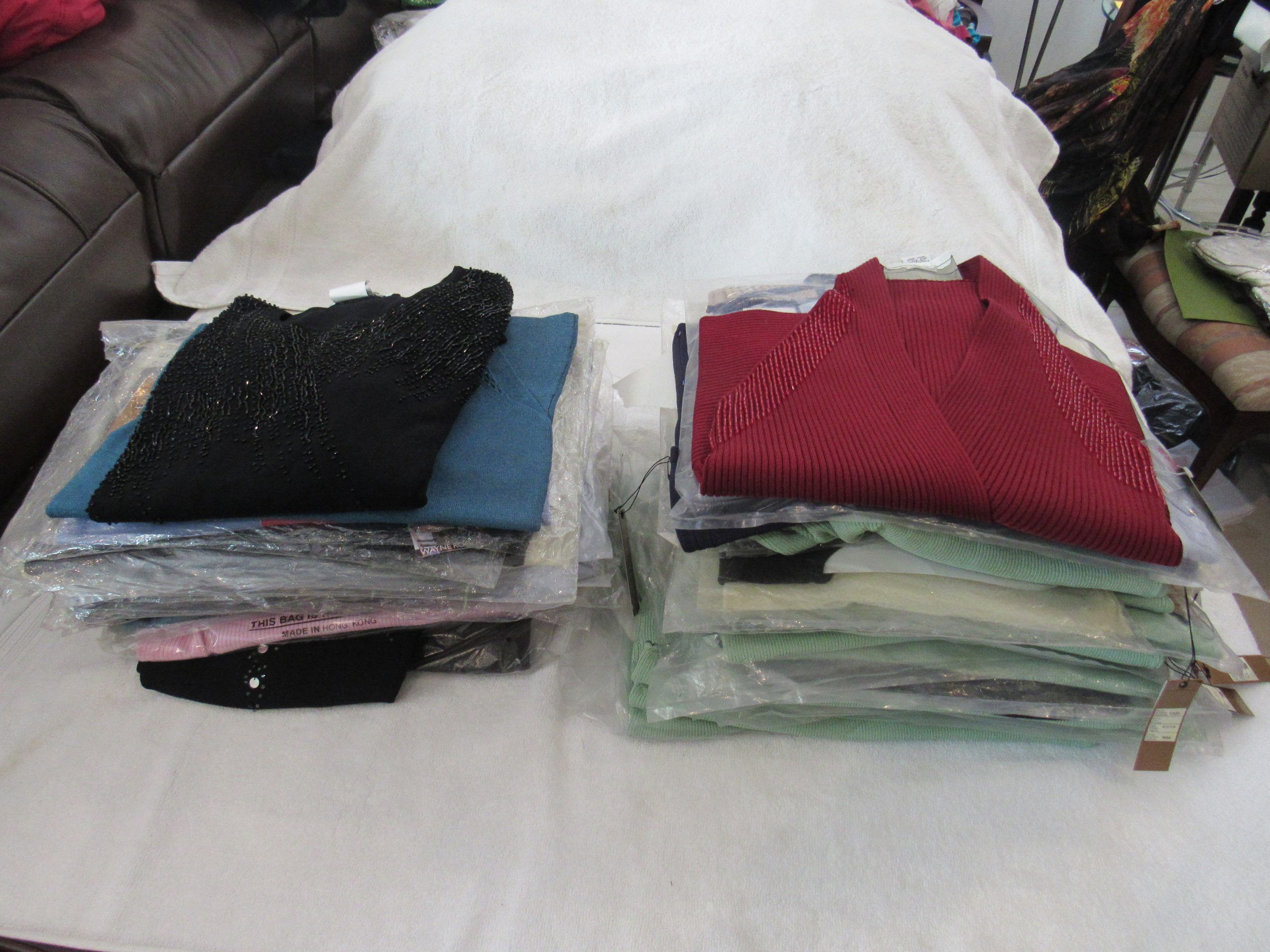 Lote 002 - 500 Blusas para dama de diferentes marcas y modelos en tallas S, M, L y XL - Imagen 93