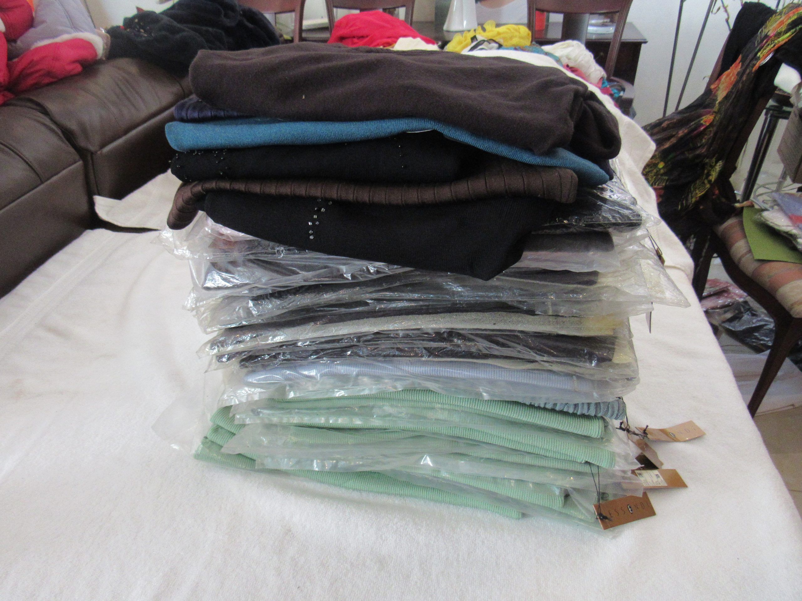 Lote 002 - 500 Blusas para dama de diferentes marcas y modelos en tallas S, M, L y XL - Imagen 96