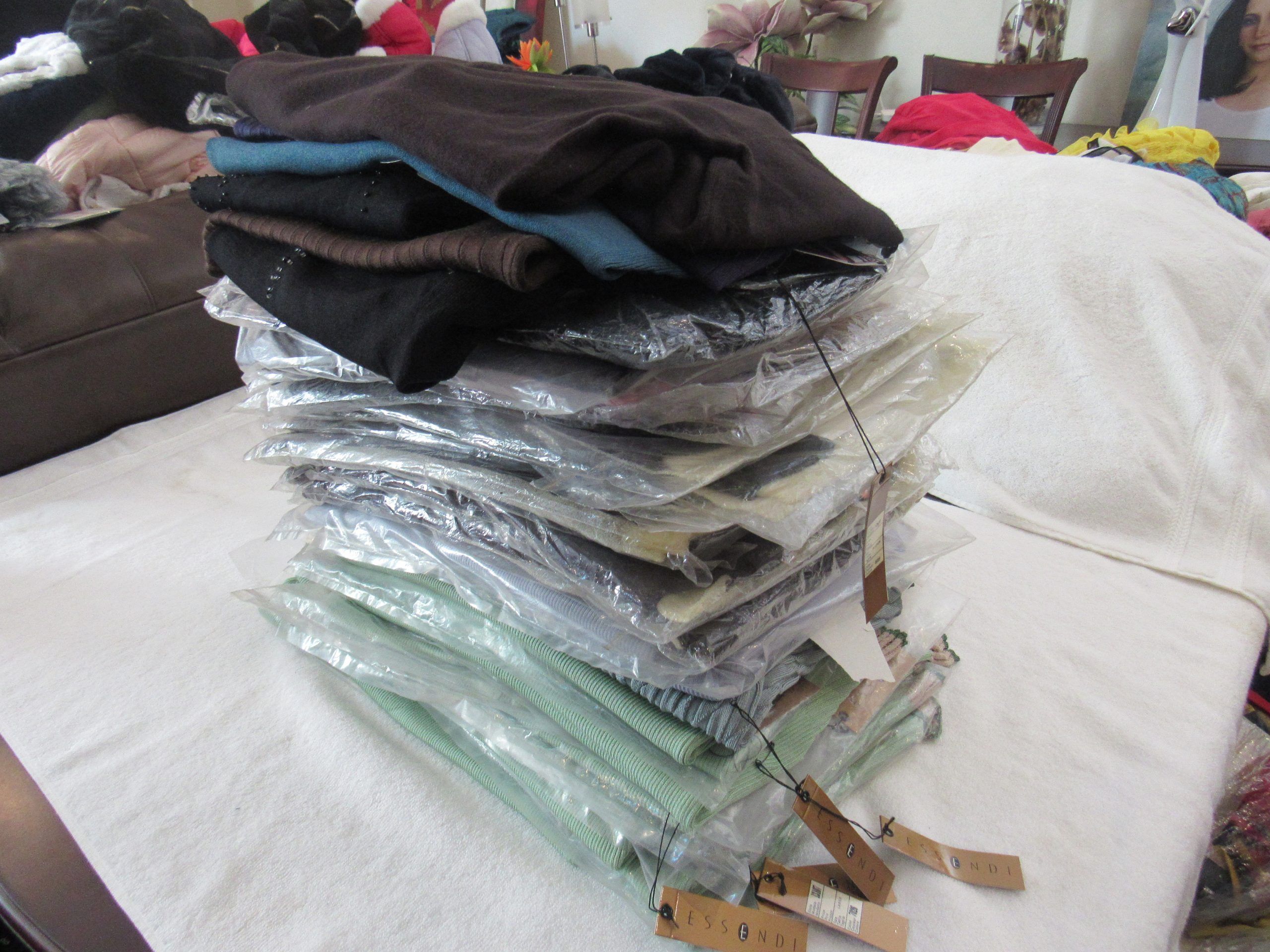 Lote 002 - 500 Blusas para dama de diferentes marcas y modelos en tallas S, M, L y XL - Imagen 98
