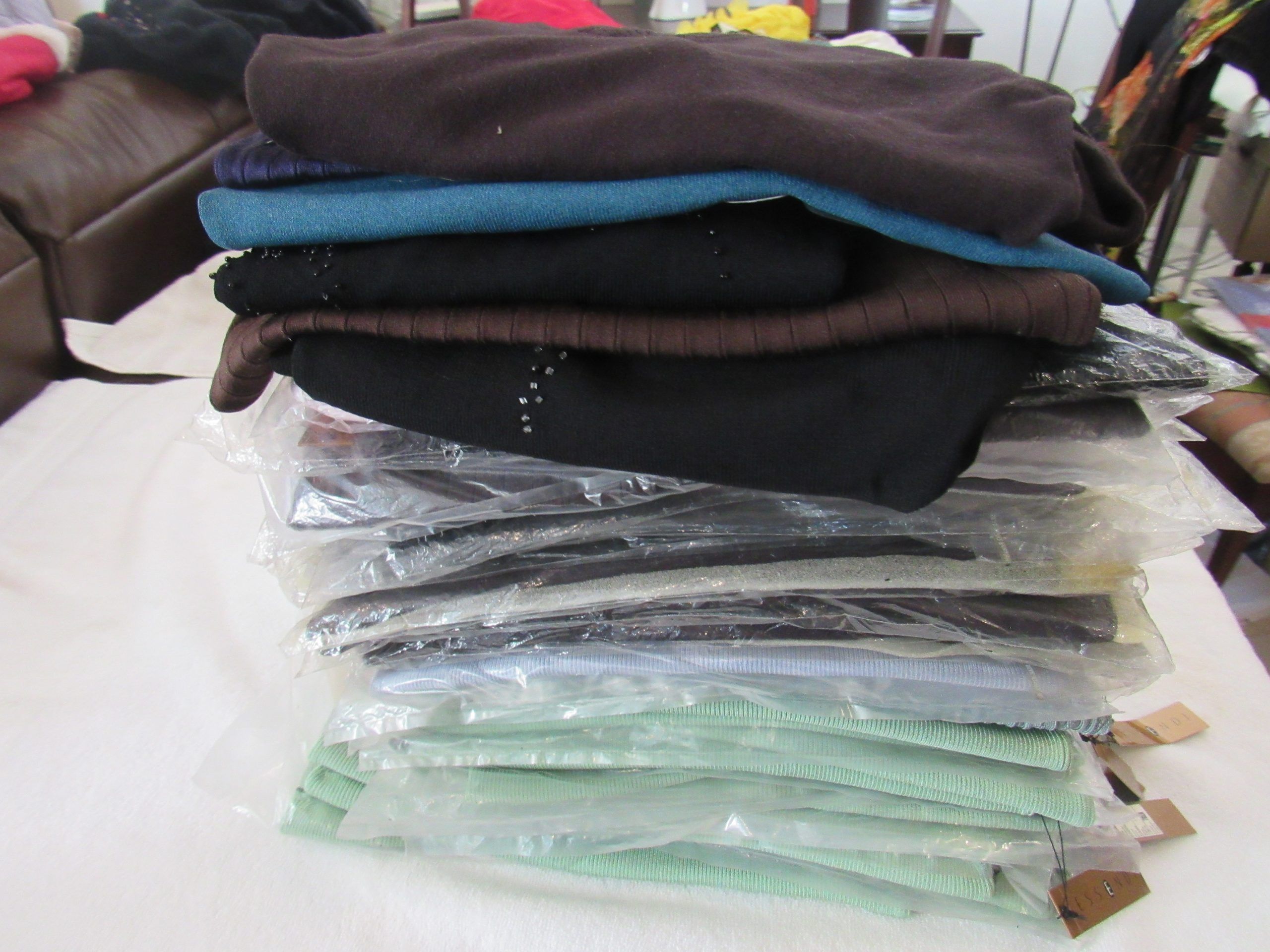 Lote 002 - 500 Blusas para dama de diferentes marcas y modelos en tallas S, M, L y XL - Imagen 99