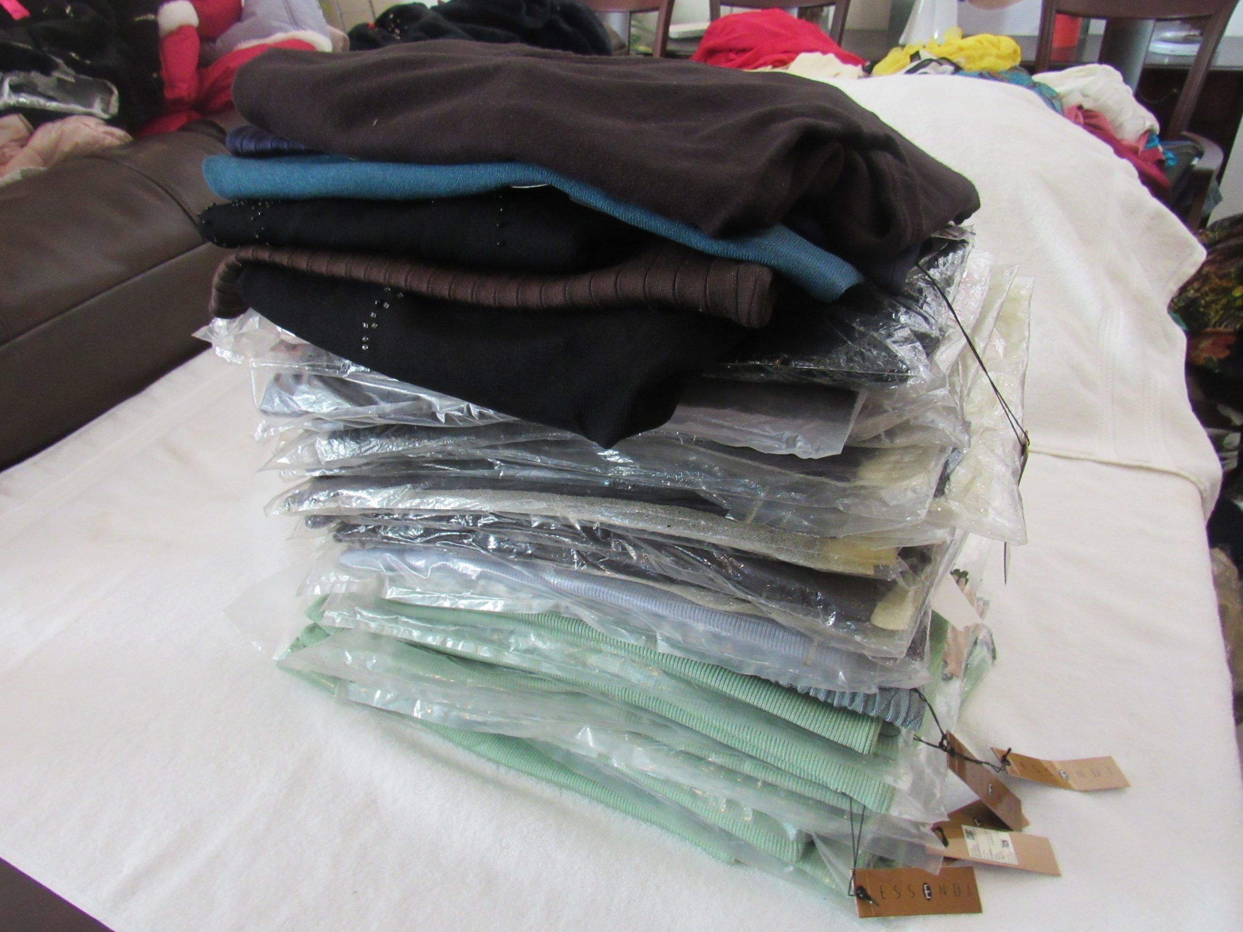 Lote 002 - 500 Blusas para dama de diferentes marcas y modelos en tallas S, M, L y XL - Imagen 100