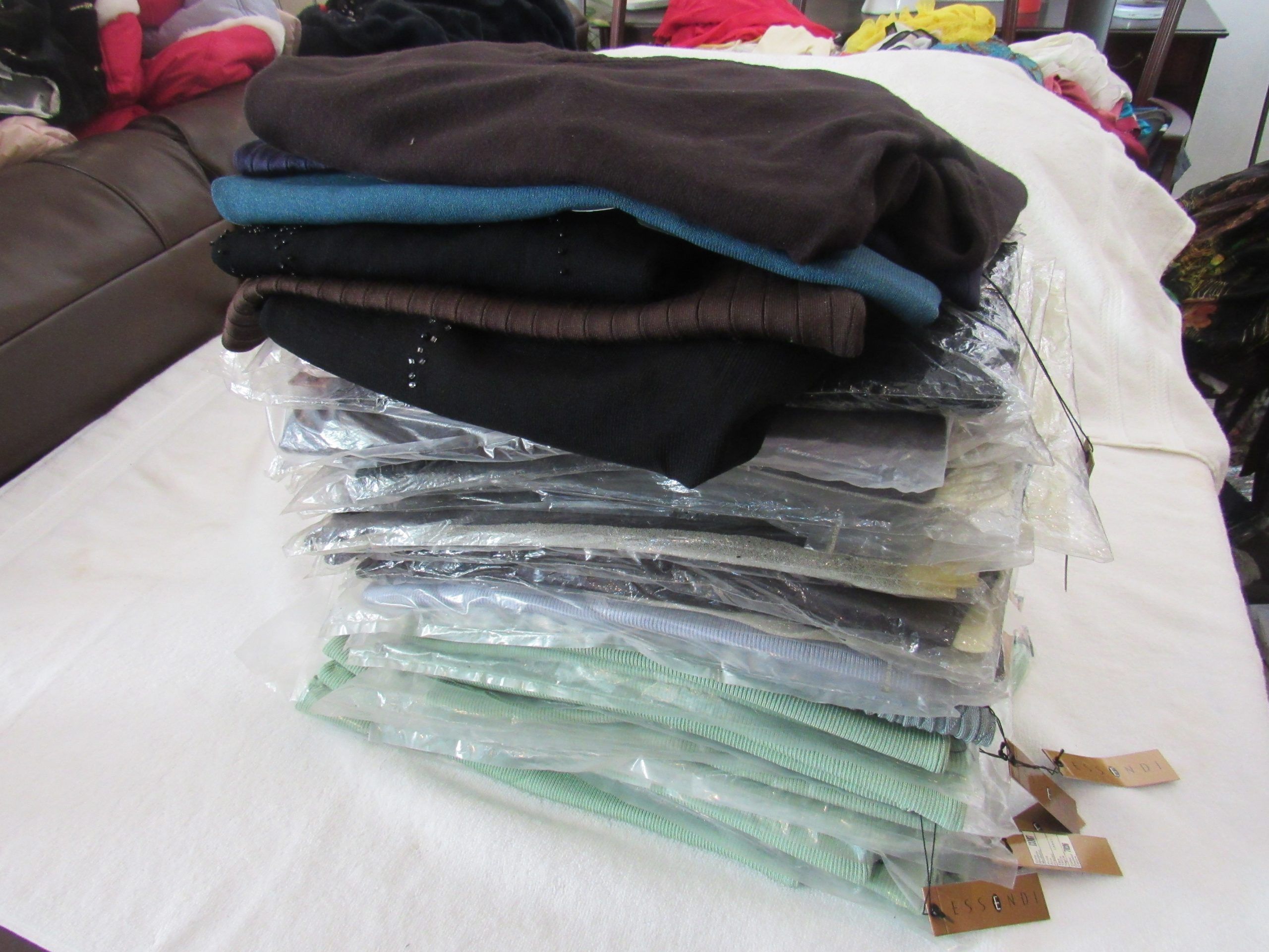 Lote 002 - 500 Blusas para dama de diferentes marcas y modelos en tallas S, M, L y XL - Imagen 101