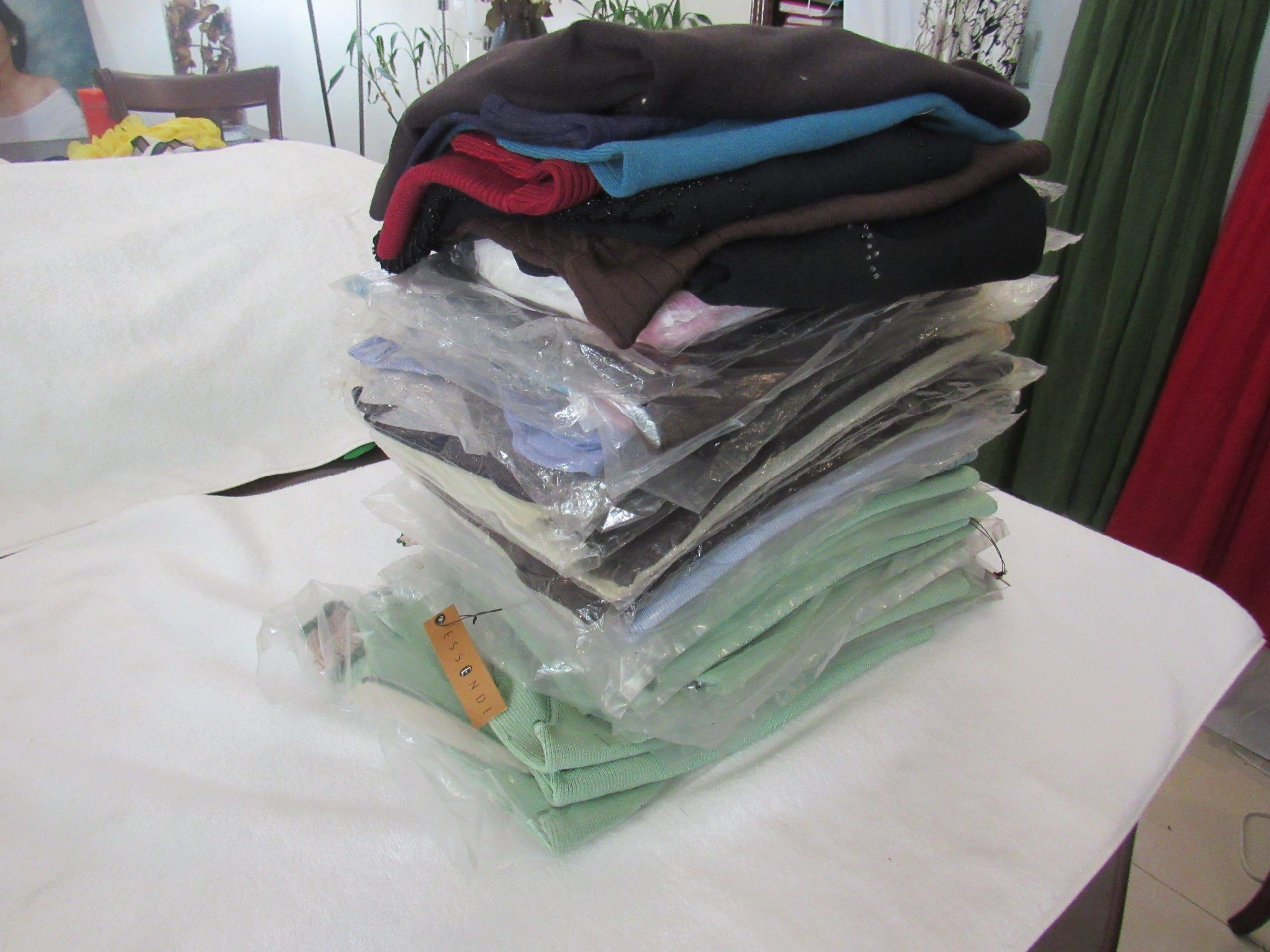 Lote 002 - 500 Blusas para dama de diferentes marcas y modelos en tallas S, M, L y XL - Imagen 102