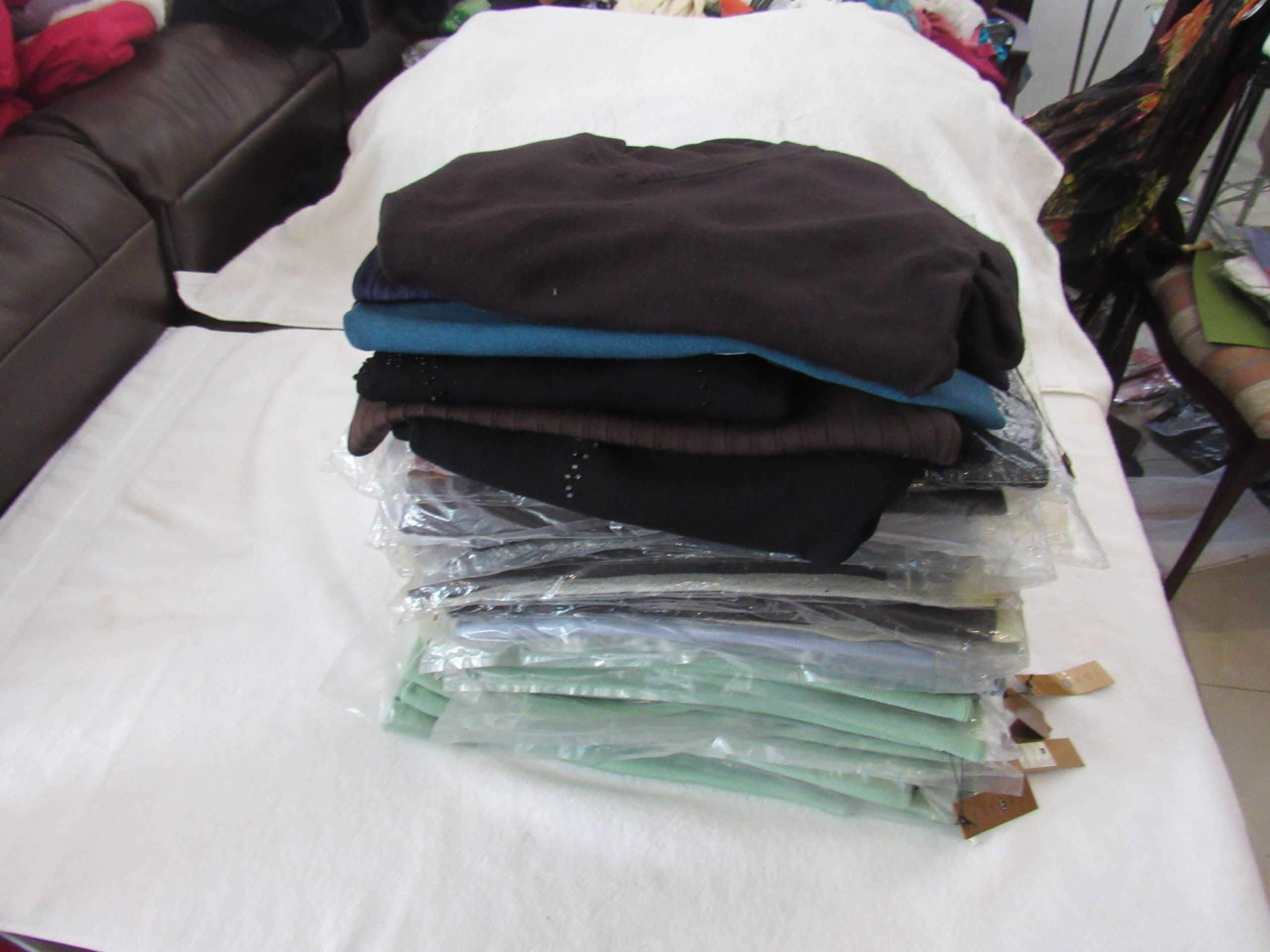 Lote 002 - 500 Blusas para dama de diferentes marcas y modelos en tallas S, M, L y XL - Imagen 104