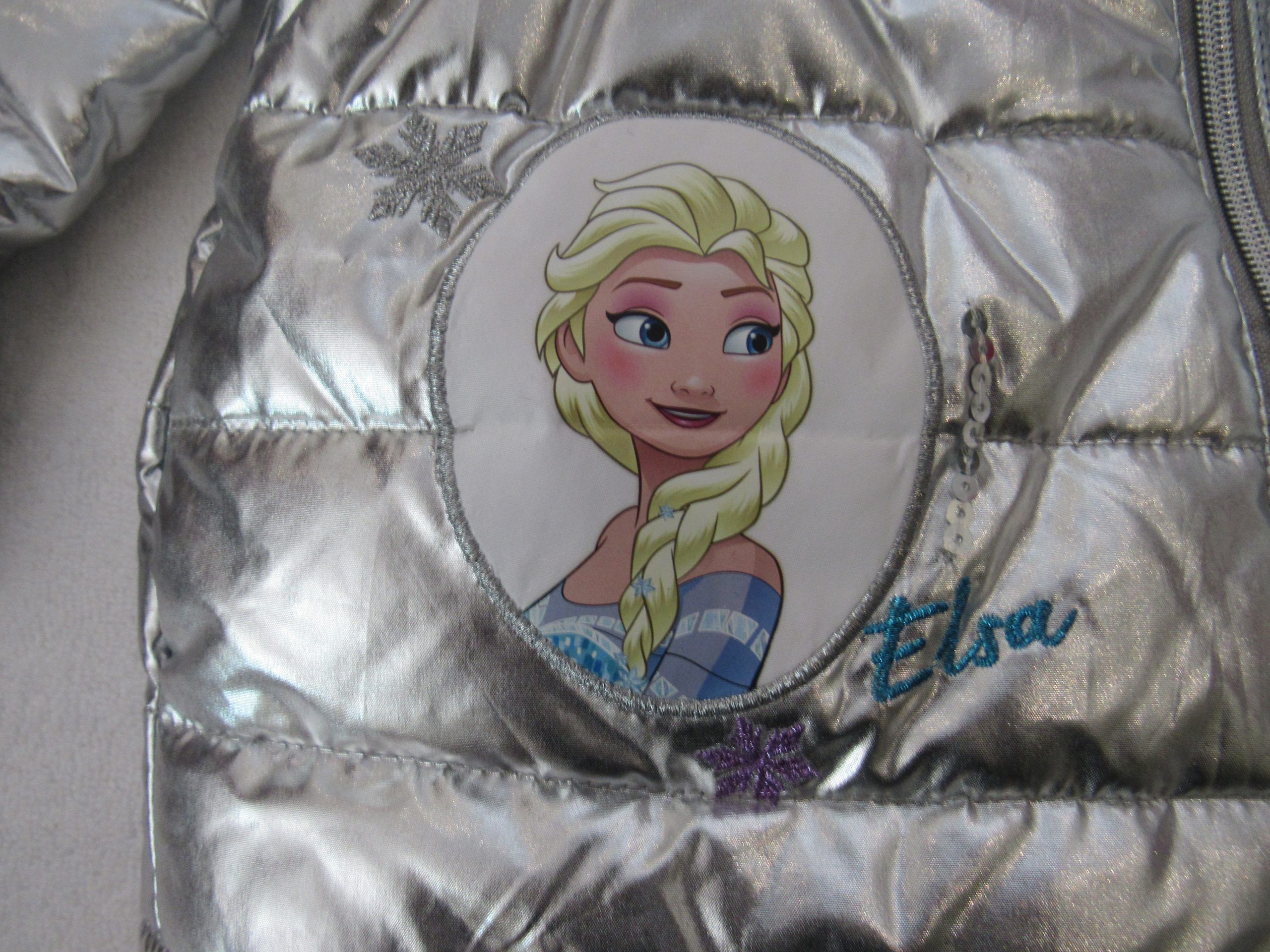 Lote 002 - 200 Chamarras y chalecos para niños, niñas y jóvenes de 2 a 16 años de diferentes marcas y modelos - Imagen 88