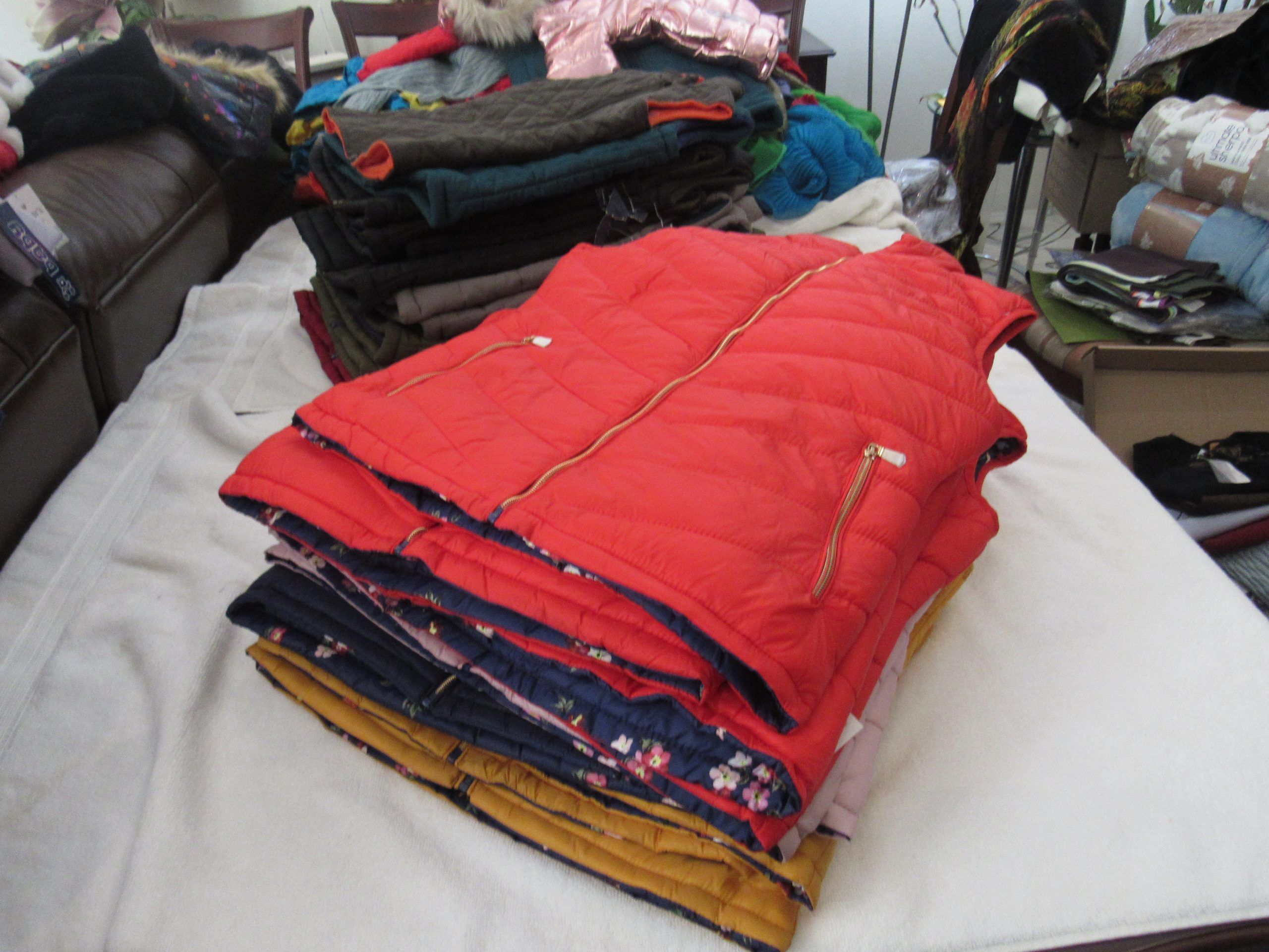 Lote 002 - 200 Chamarras y chalecos para niños, niñas y jóvenes de 2 a 16 años de diferentes marcas y modelos - Imagen 97