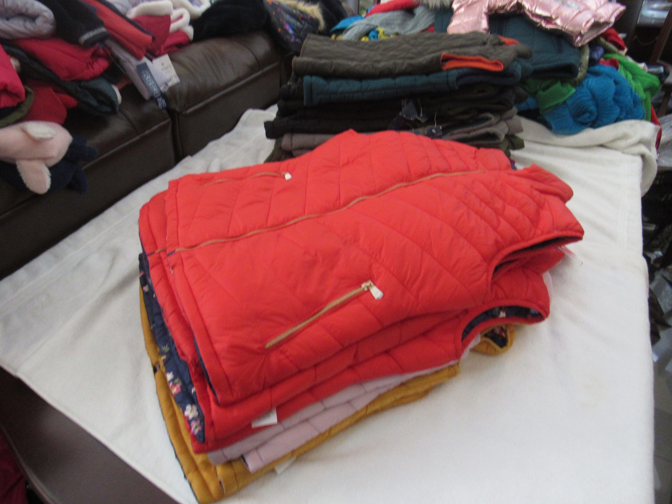 Lote 002 - 200 Chamarras y chalecos para niños, niñas y jóvenes de 2 a 16 años de diferentes marcas y modelos - Imagen 98