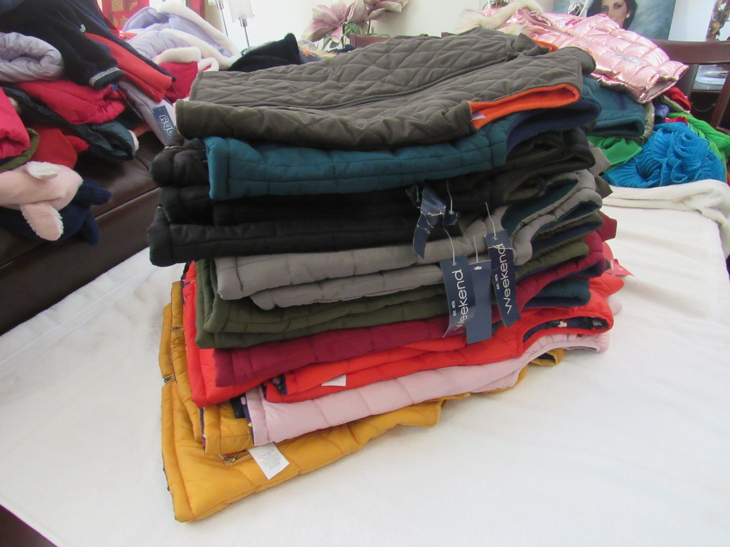 Lote 002 - 200 Chamarras y chalecos para niños, niñas y jóvenes de 2 a 16 años de diferentes marcas y modelos - Imagen 103
