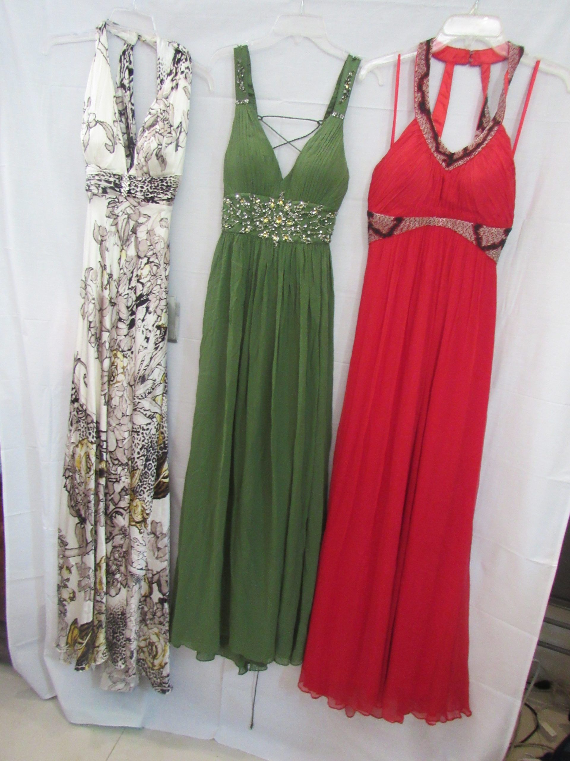 Lote 003 - 100 Vestidos largos de gala de diferentes colores, marcas y modelos - Imagen 12