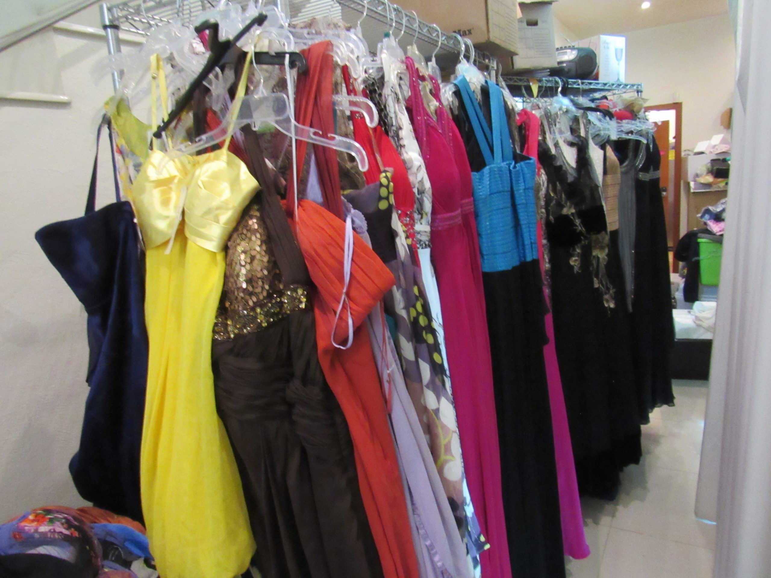 Lote 003 - 100 Vestidos largos de gala de diferentes colores, marcas y modelos - Imagen 15