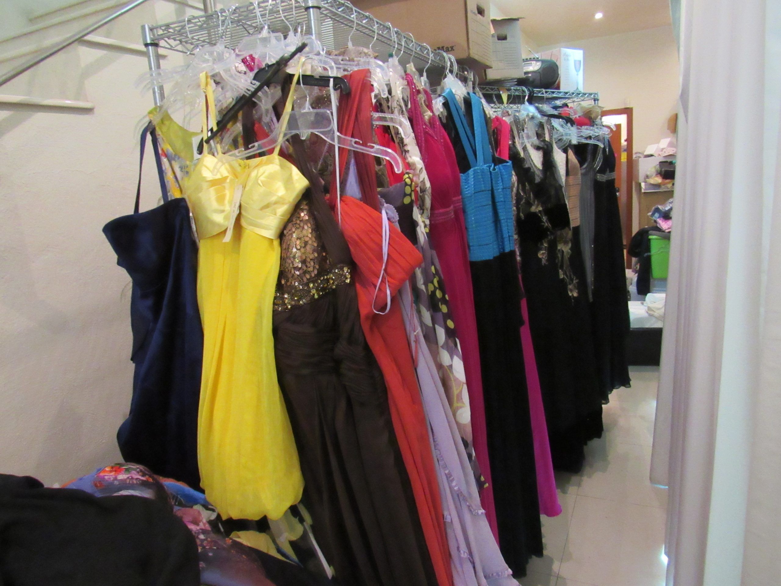 Lote 003 - 100 Vestidos largos de gala de diferentes colores, marcas y modelos - Imagen 16