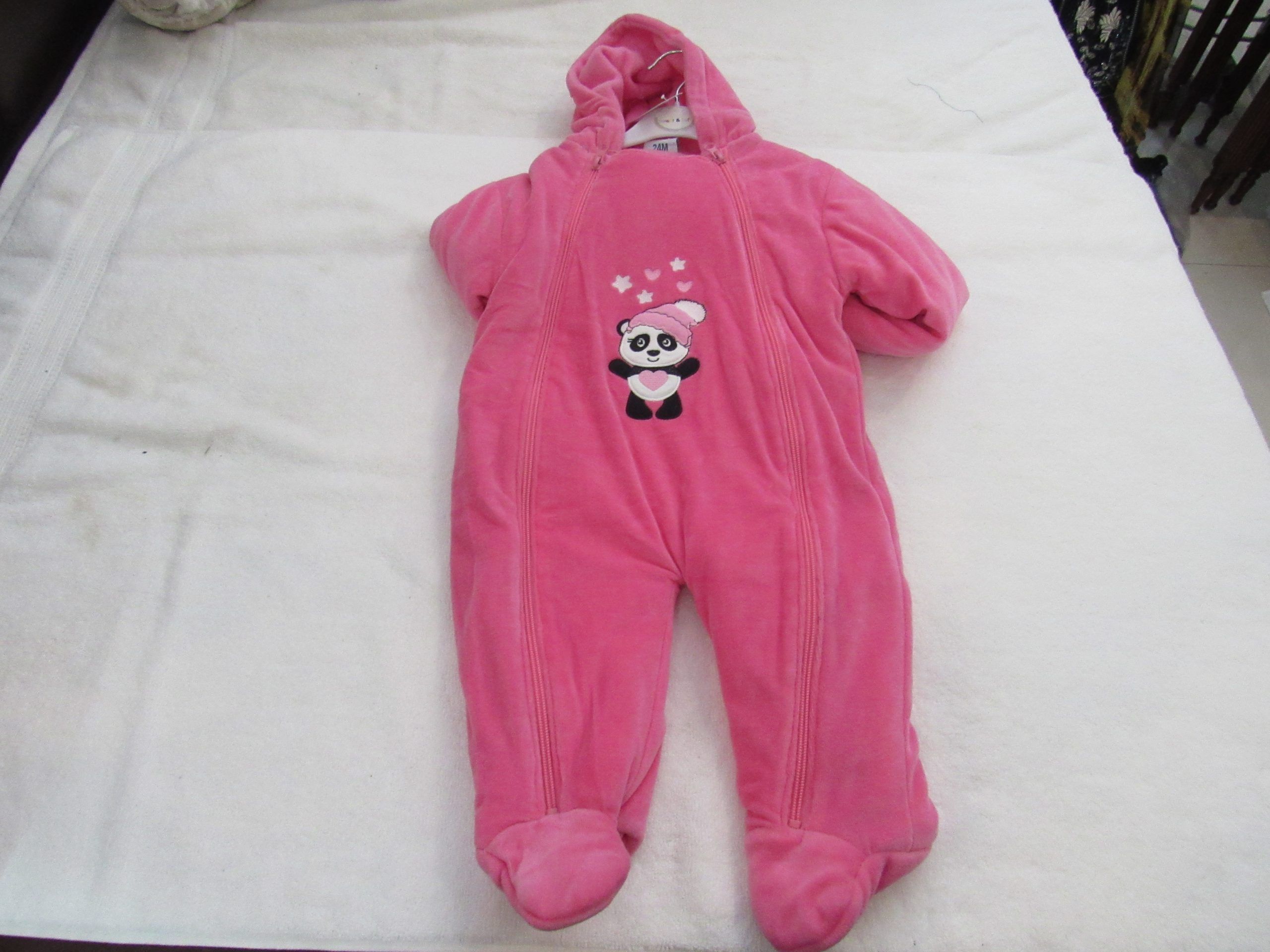 Lote 005 - 50 pzas de Ropa para bebe de diferentes colores, marcas y modelos (Mamelucos, cobijas, chamarras y pañaleros) - Imagen 10