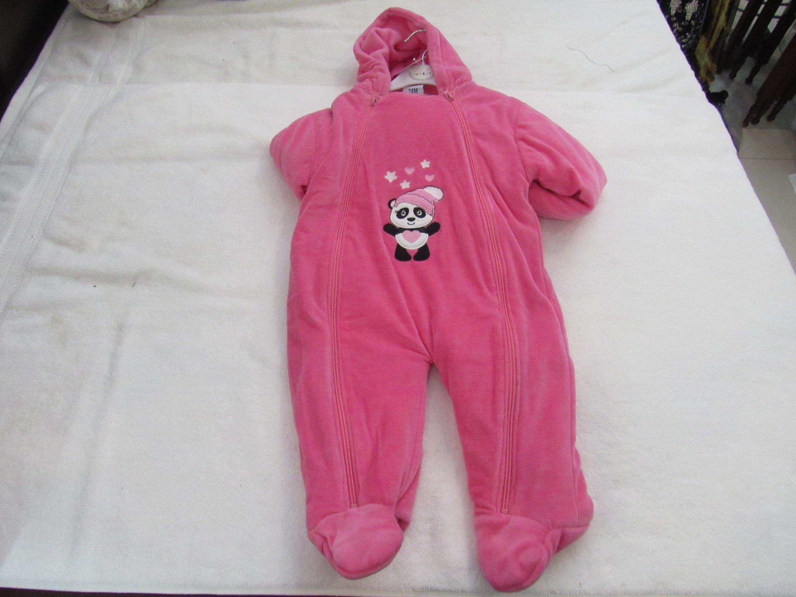 Lote 005 - 50 pzas de Ropa para bebe de diferentes colores, marcas y modelos (Mamelucos, cobijas, chamarras y pañaleros) - Imagen 11