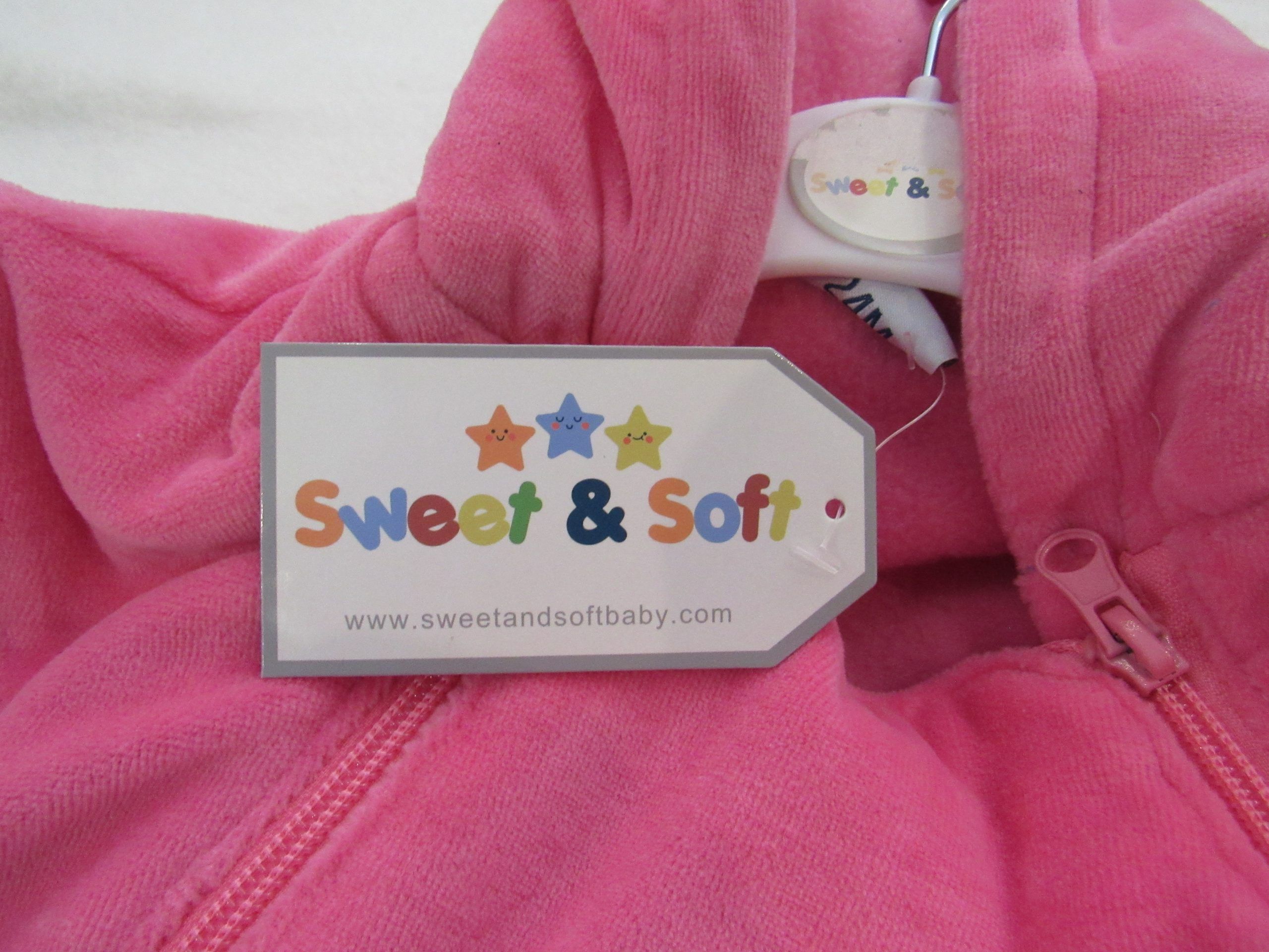 Lote 005 - 50 pzas de Ropa para bebe de diferentes colores, marcas y modelos (Mamelucos, cobijas, chamarras y pañaleros) - Imagen 12