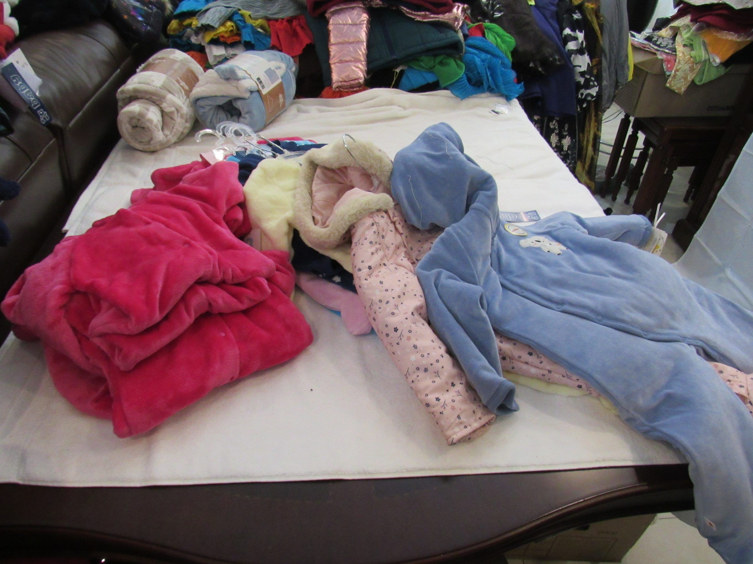 Lote 005 - 50 pzas de Ropa para bebe de diferentes colores, marcas y modelos (Mamelucos, cobijas, chamarras y pañaleros) - Imagen 18