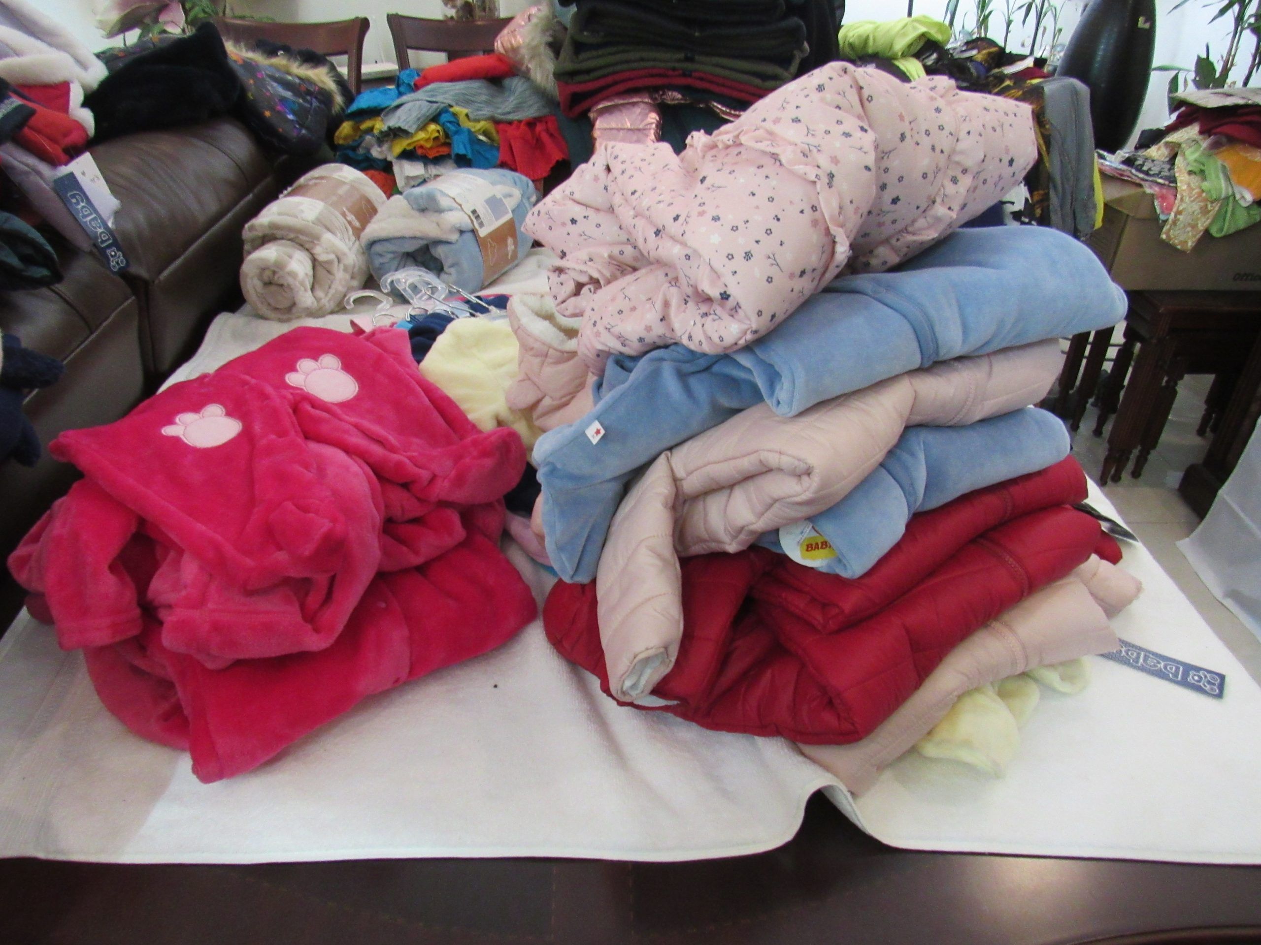 Lote 005 - 50 pzas de Ropa para bebe de diferentes colores, marcas y modelos (Mamelucos, cobijas, chamarras y pañaleros) - Imagen 19