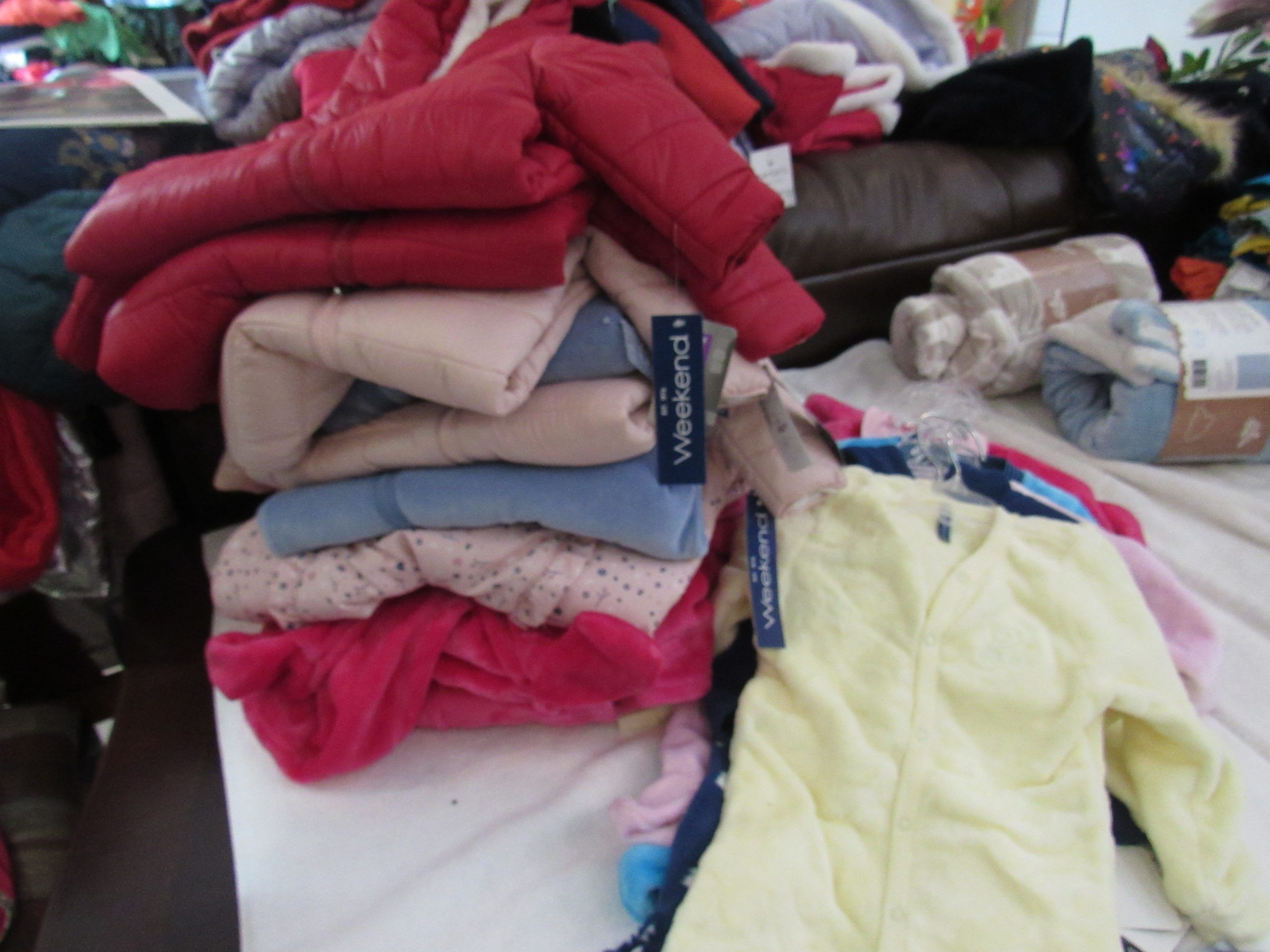 Lote 005 - 50 pzas de Ropa para bebe de diferentes colores, marcas y modelos (Mamelucos, cobijas, chamarras y pañaleros) - Imagen 20