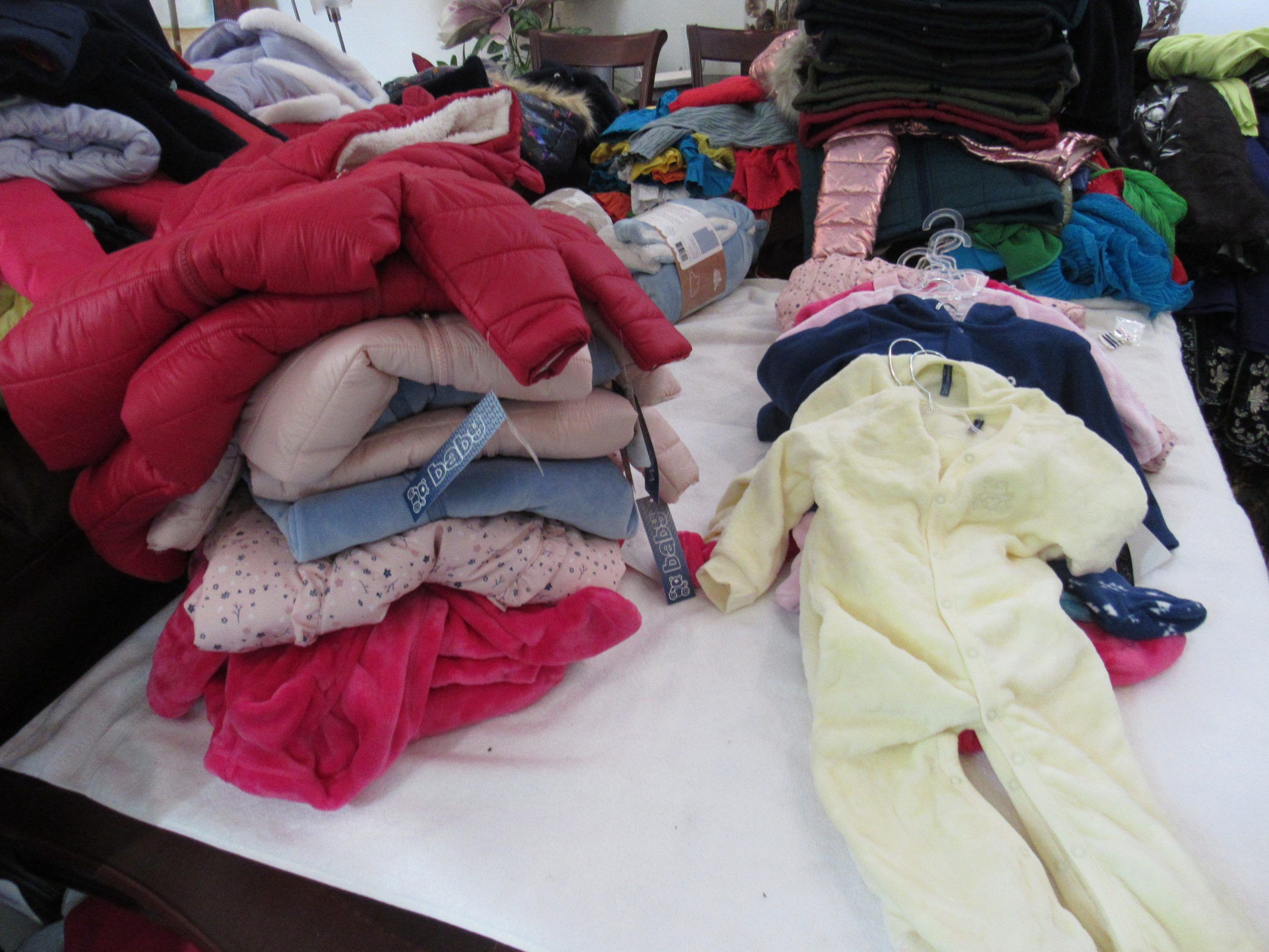 Lote 005 - 50 pzas de Ropa para bebe de diferentes colores, marcas y modelos (Mamelucos, cobijas, chamarras y pañaleros) - Imagen 21