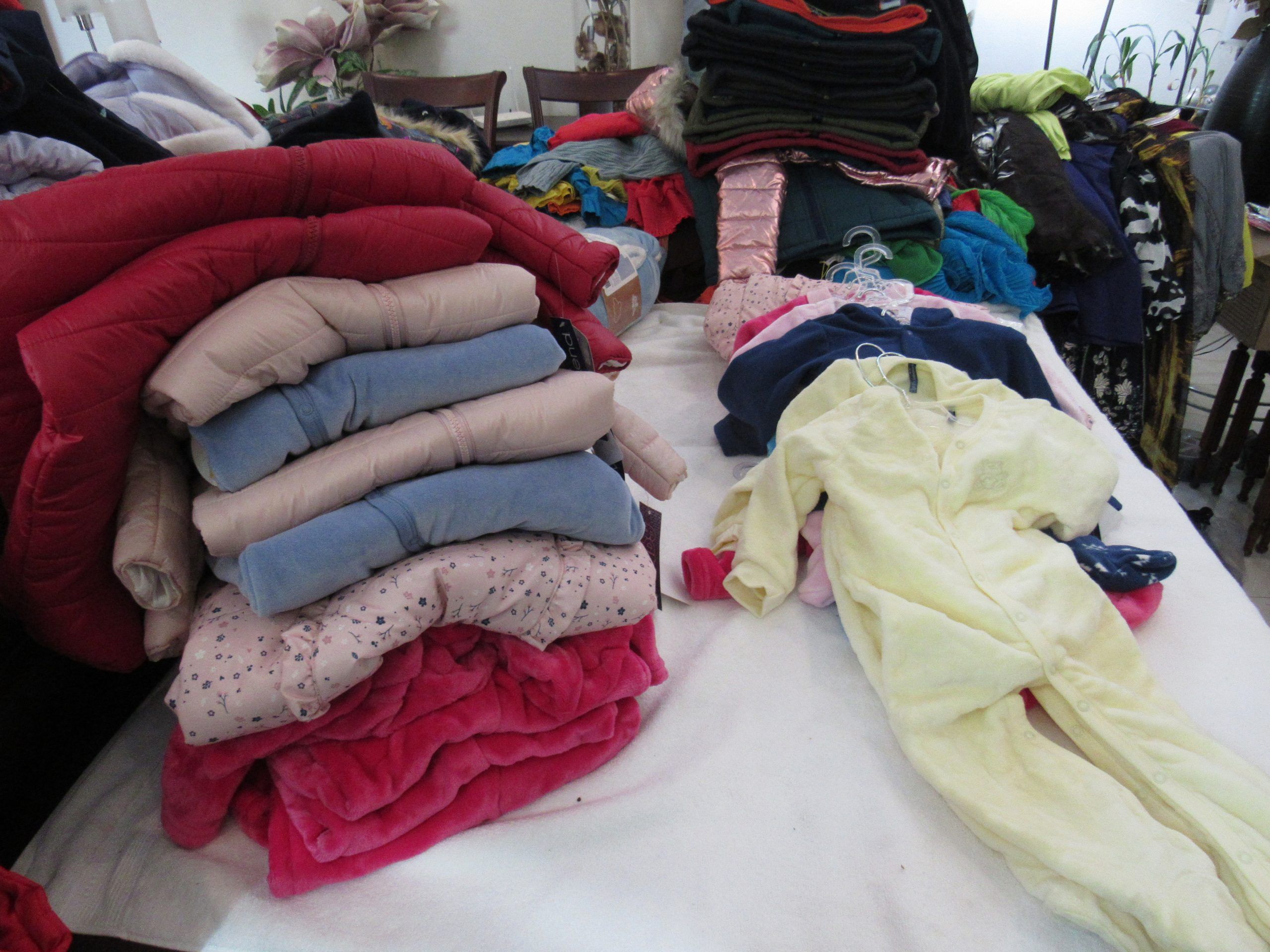Lote 005 - 50 pzas de Ropa para bebe de diferentes colores, marcas y modelos (Mamelucos, cobijas, chamarras y pañaleros) - Imagen 22