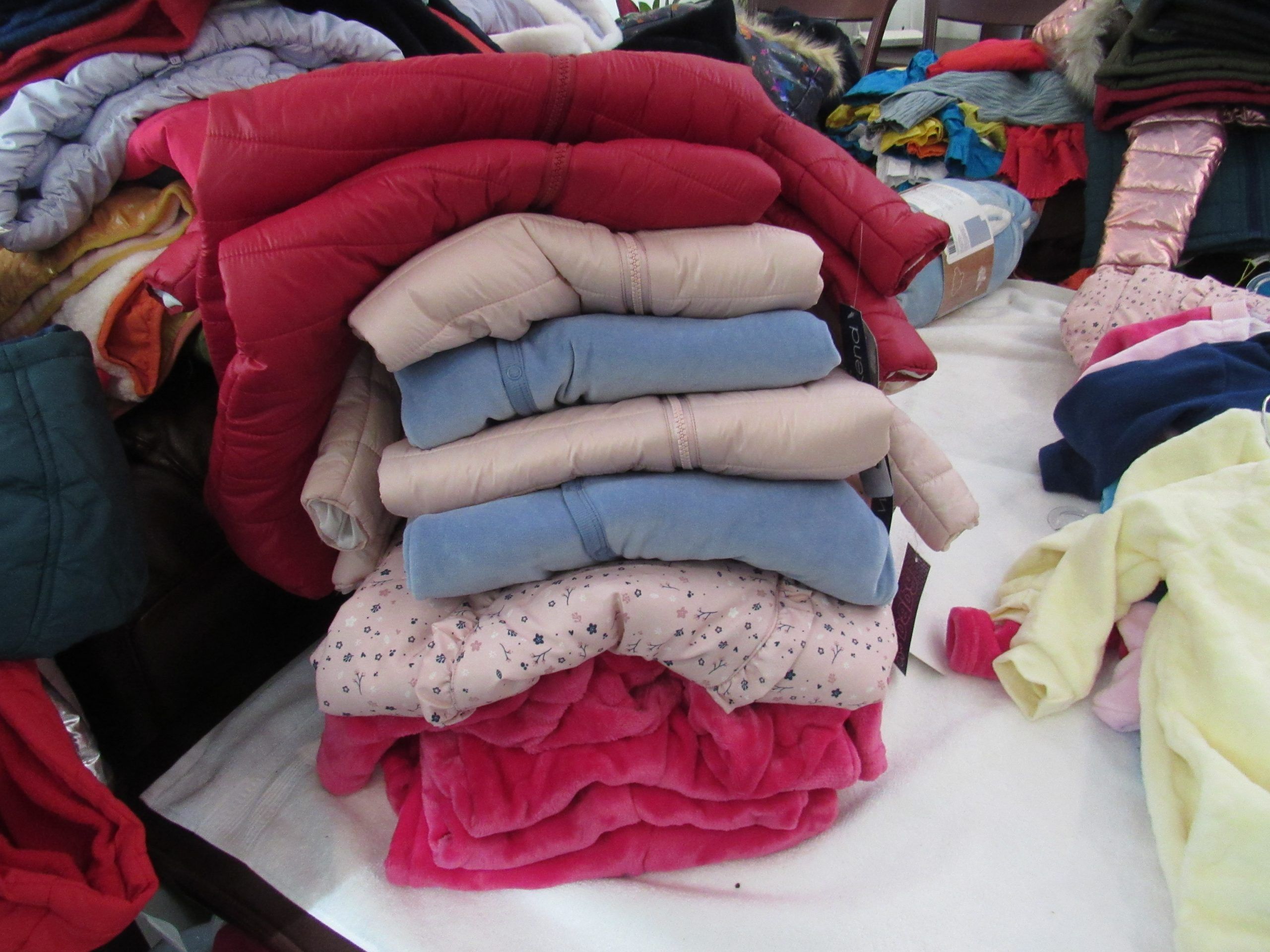 Lote 005 - 50 pzas de Ropa para bebe de diferentes colores, marcas y modelos (Mamelucos, cobijas, chamarras y pañaleros) - Imagen 23