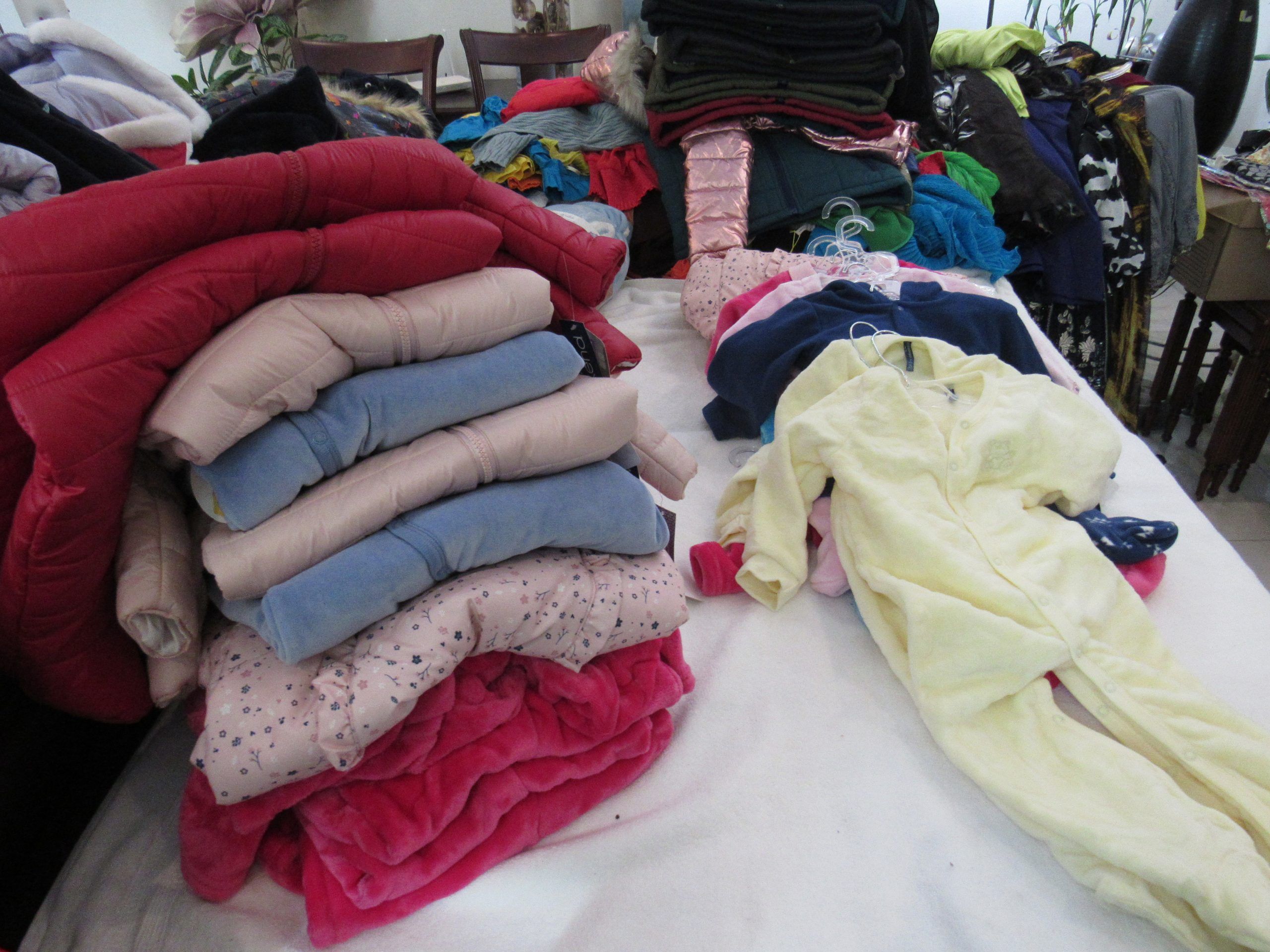 Lote 005 - 50 pzas de Ropa para bebe de diferentes colores, marcas y modelos (Mamelucos, cobijas, chamarras y pañaleros) - Imagen 24