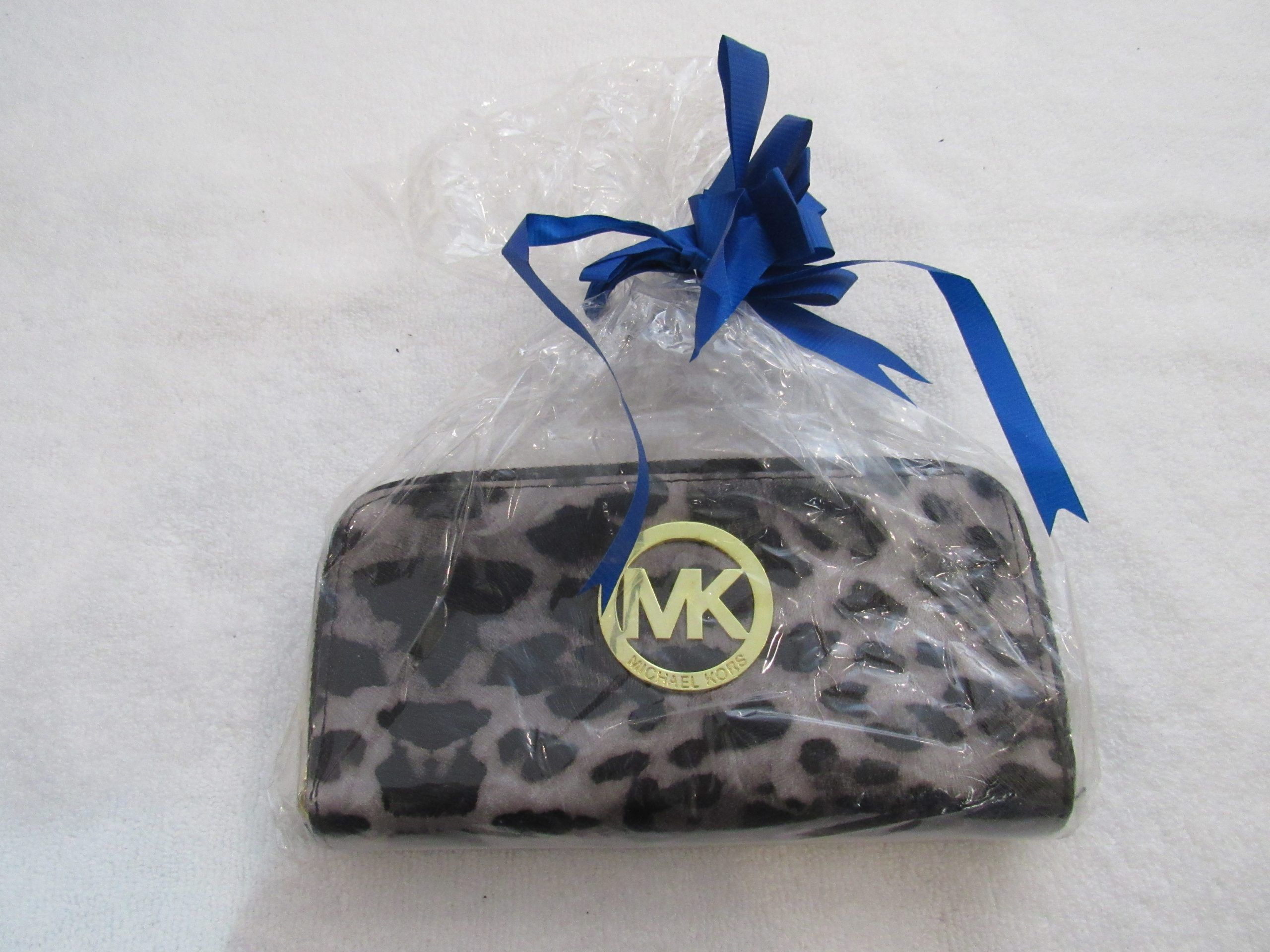 Lote 006 - 10 Carteras para dama de diferentes colores, marcas y modelos - Imagen 6