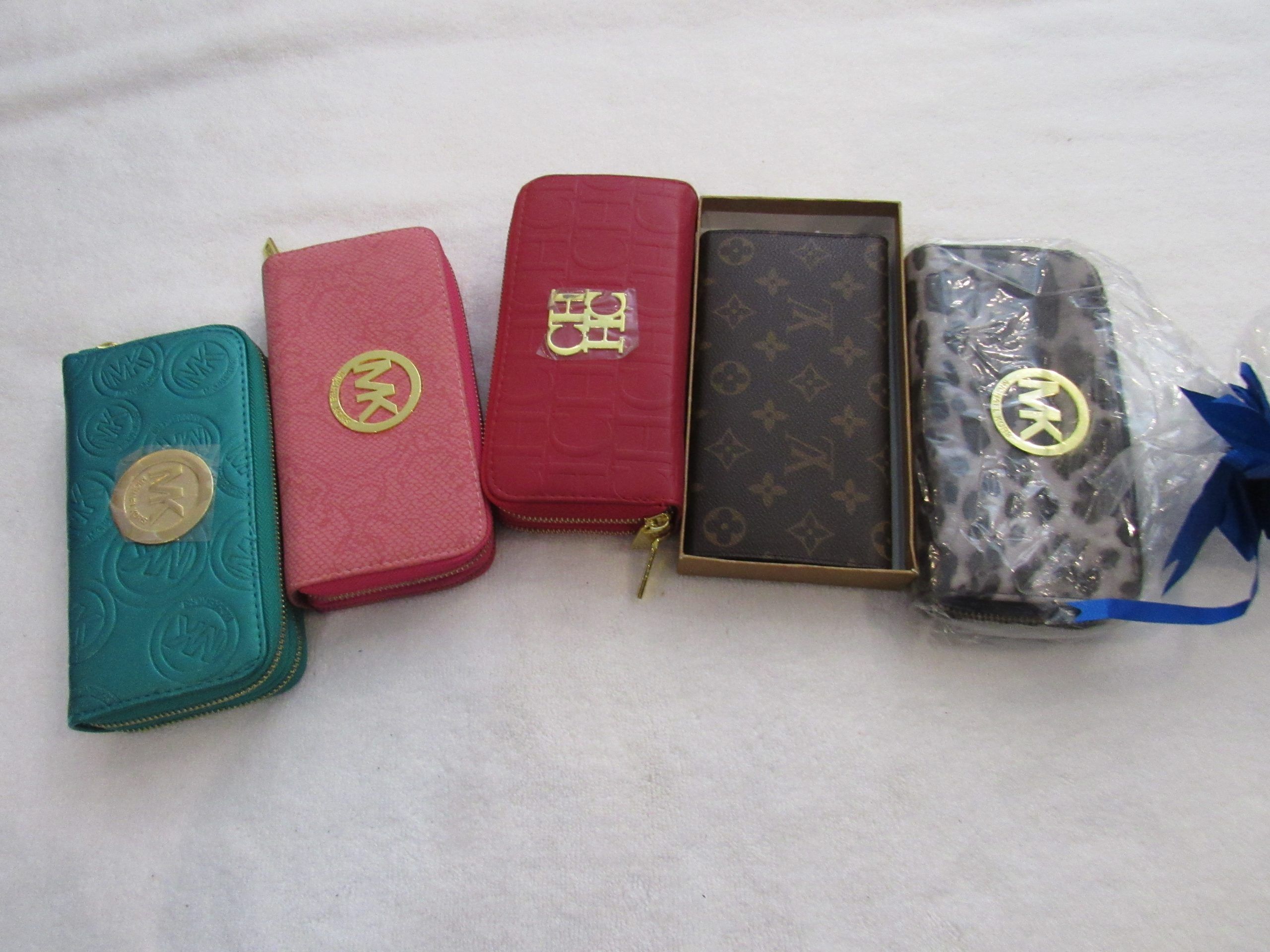 Lote 006 - 10 Carteras para dama de diferentes colores, marcas y modelos