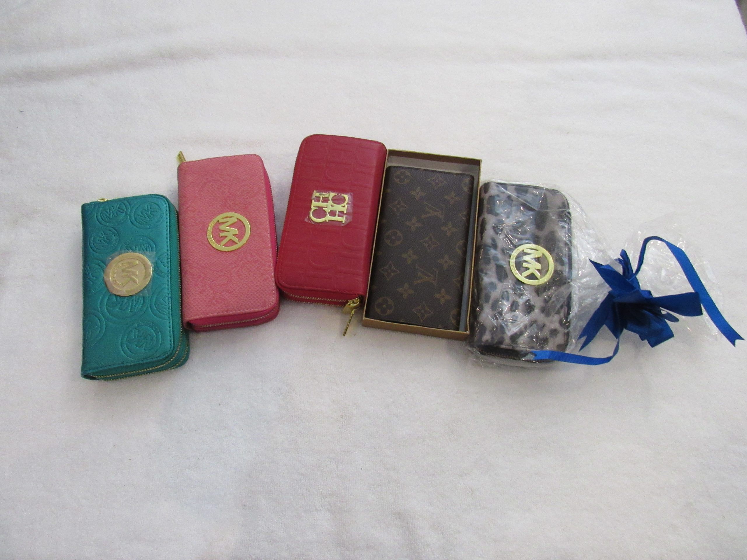Lote 006 - 10 Carteras para dama de diferentes colores, marcas y modelos - Imagen 7