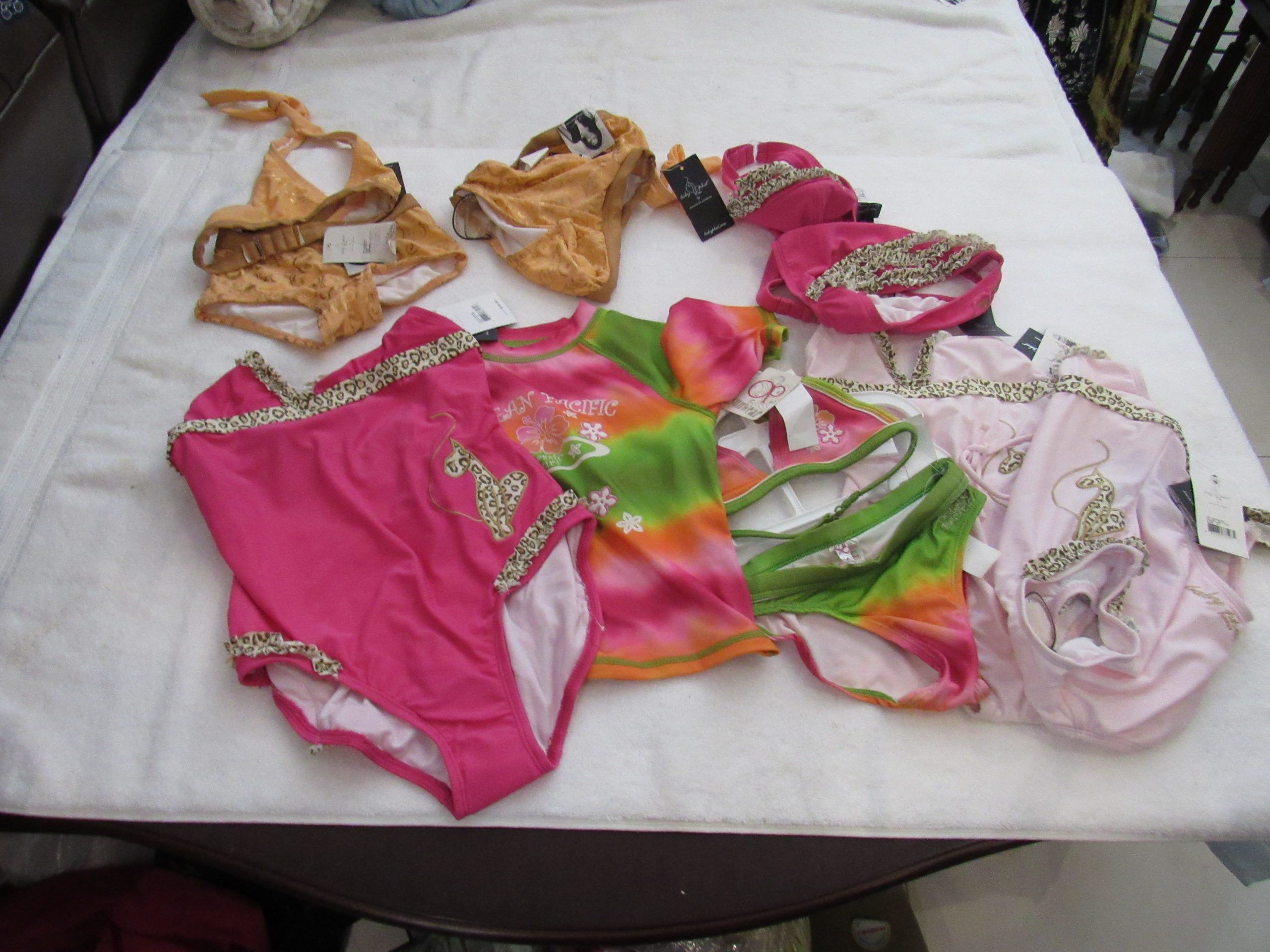 Lote 005 - 500 Trajes de baño para niño y niña de diferentes color, marcas y modelos - Imagen 22