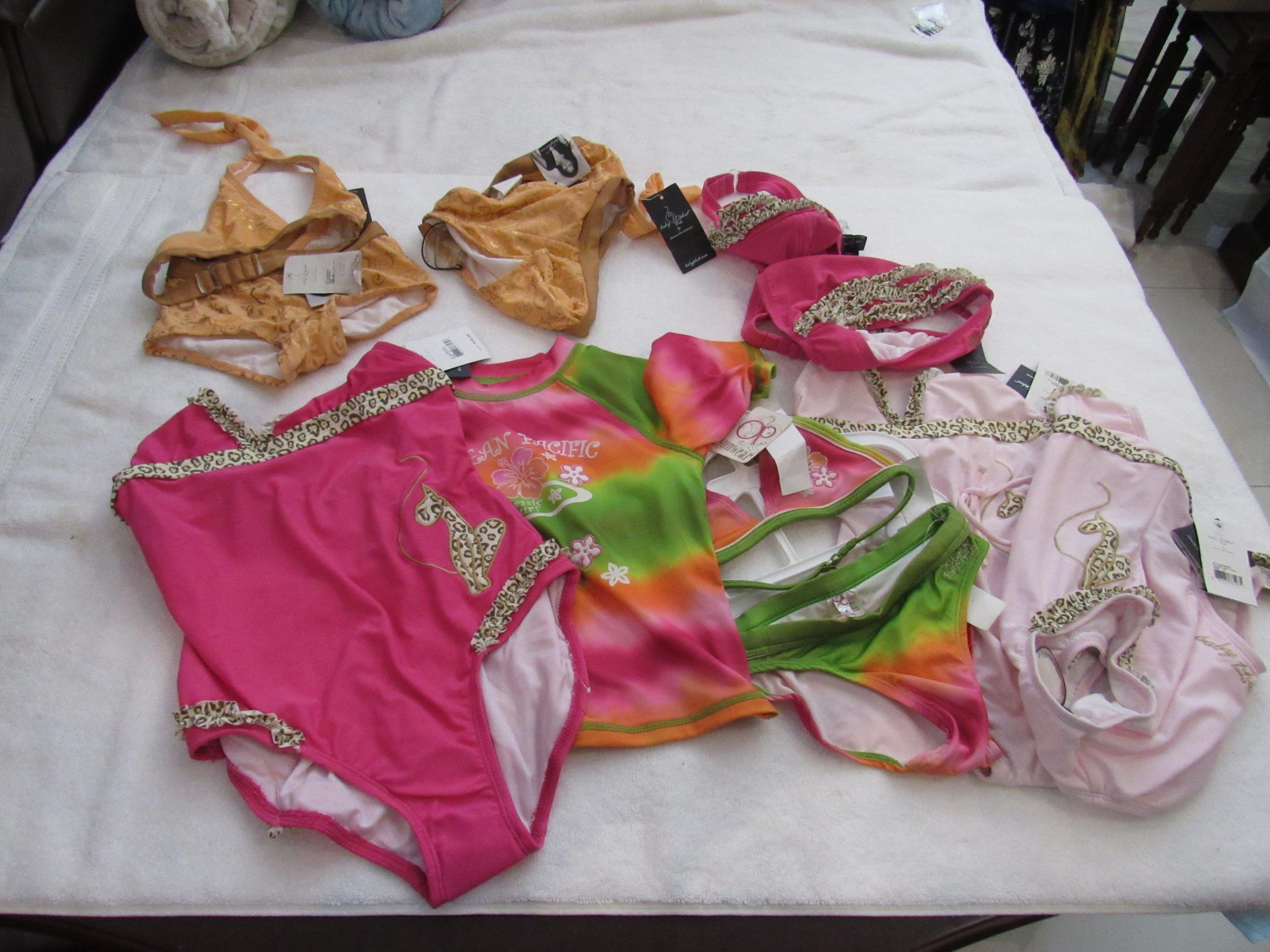 Lote 005 - 500 Trajes de baño para niño y niña de diferentes color, marcas y modelos - Imagen 23