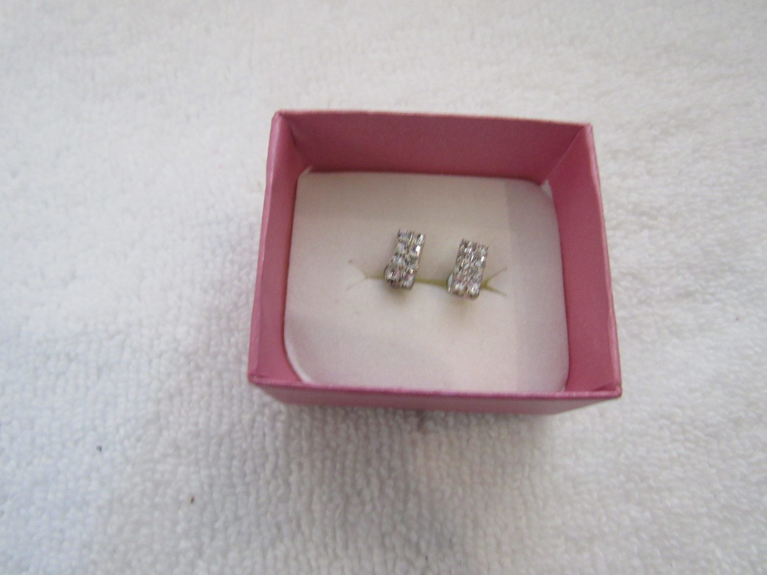 Lote 006 - 3000 Piezas de bisutería de diferentes modelos (Aretes, anillos y relojes) - Imagen 2